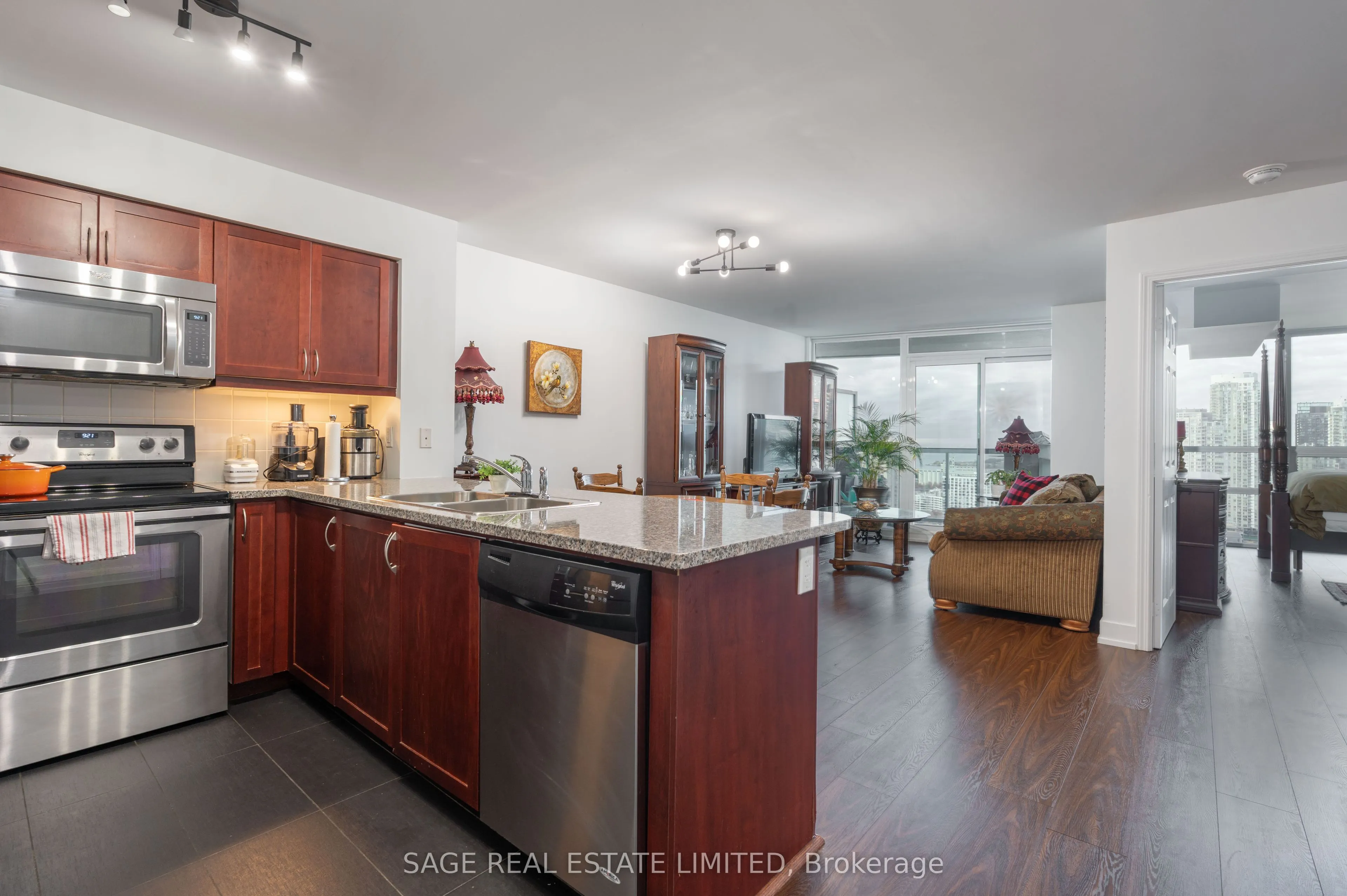 19 Grand Trunk Crescent, #3712