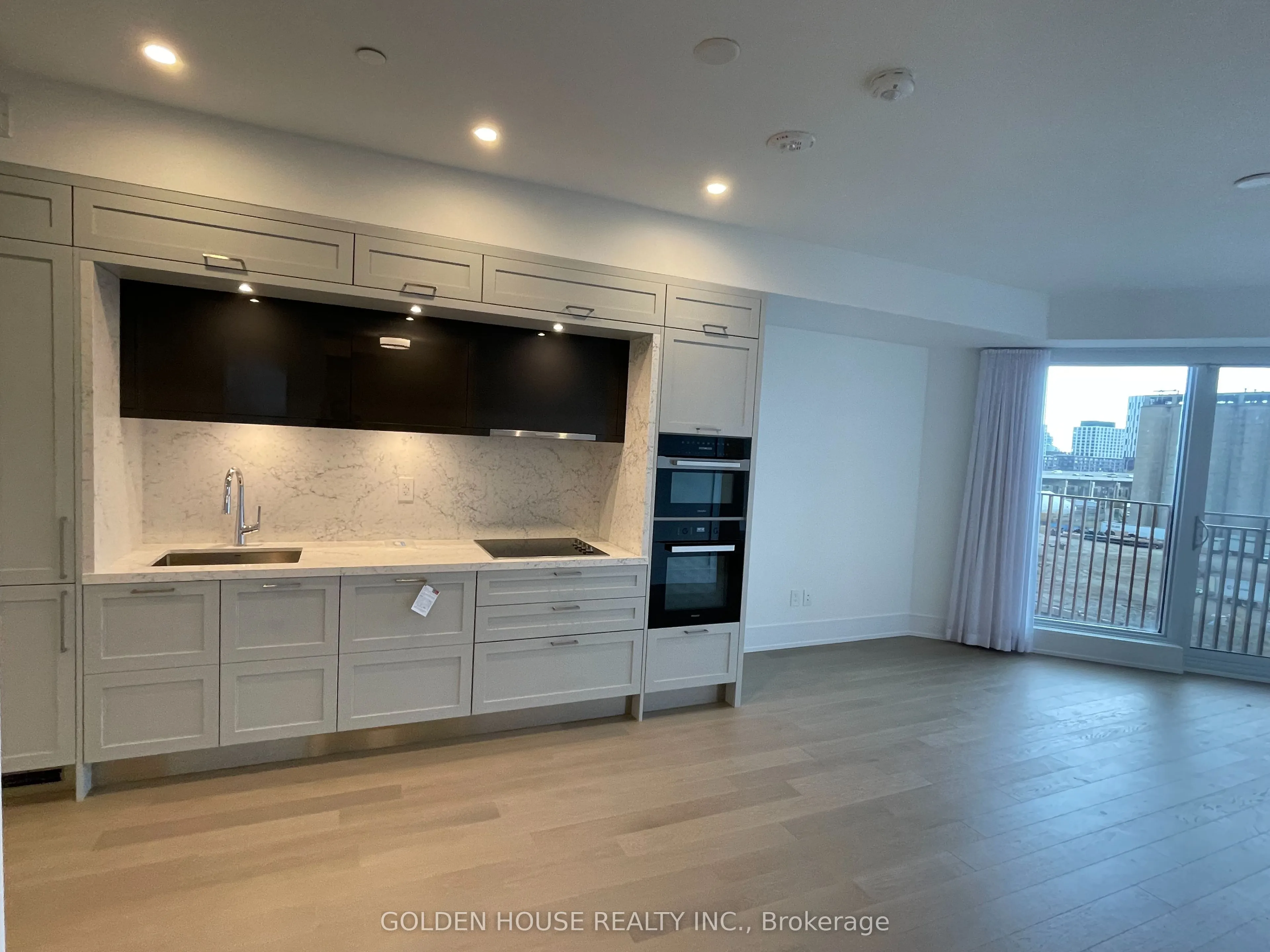 155 MERCHANT'S WHARF, #607