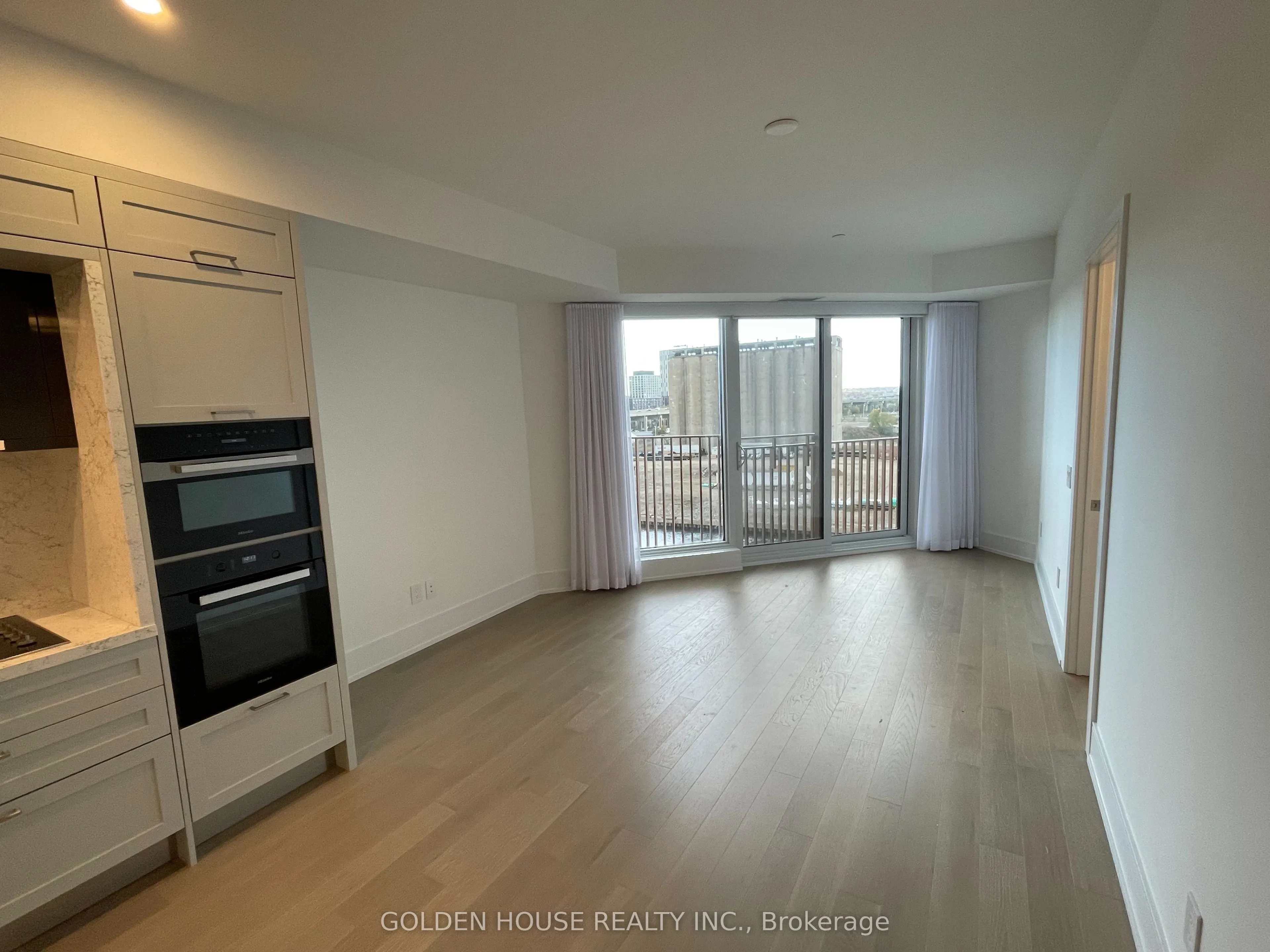 155 MERCHANT'S WHARF, #607