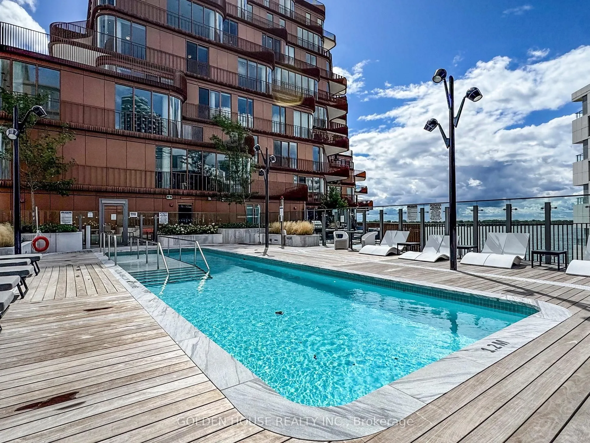 155 MERCHANT'S WHARF, #607