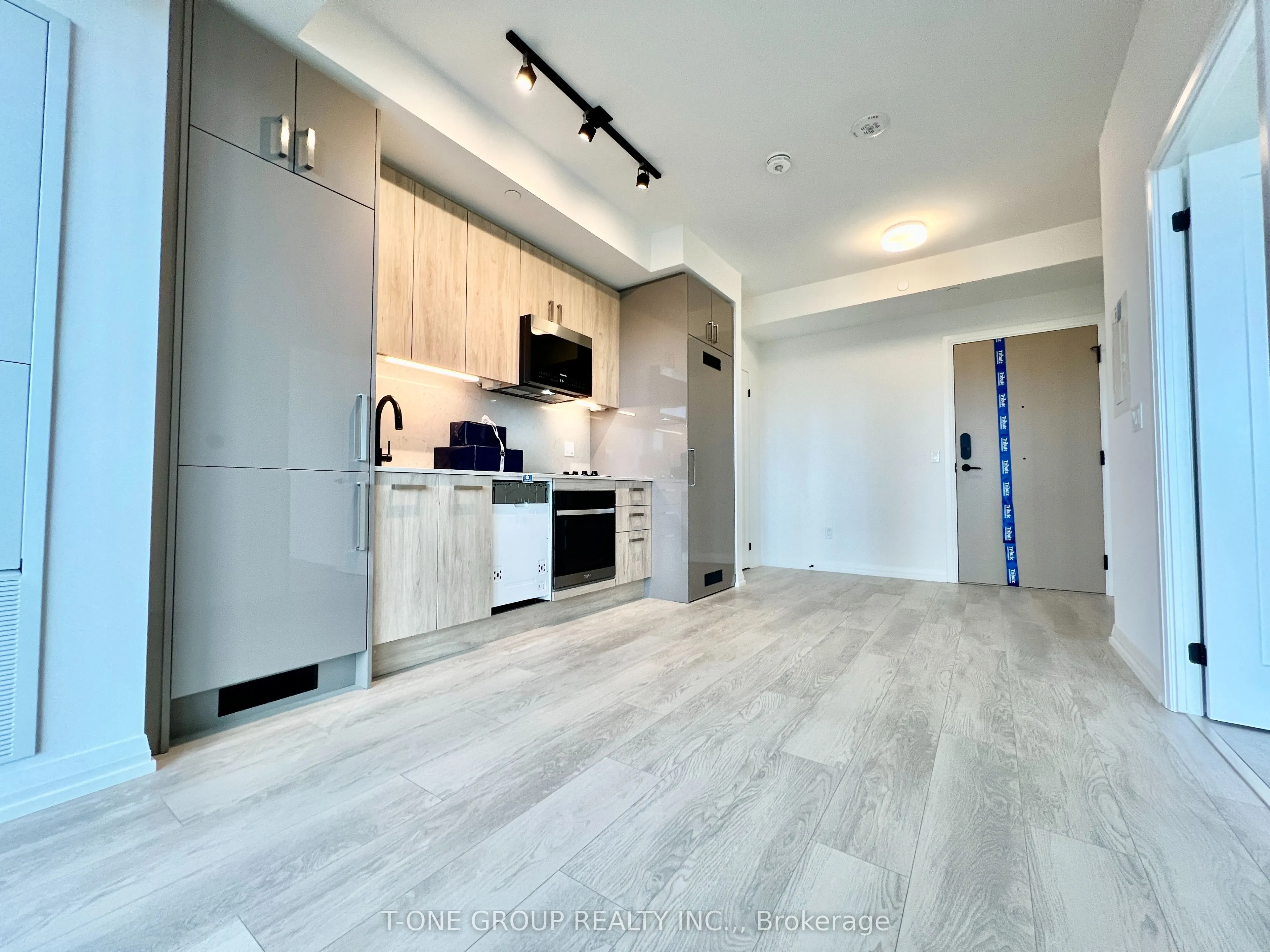 280 Dundas Street W, #2704