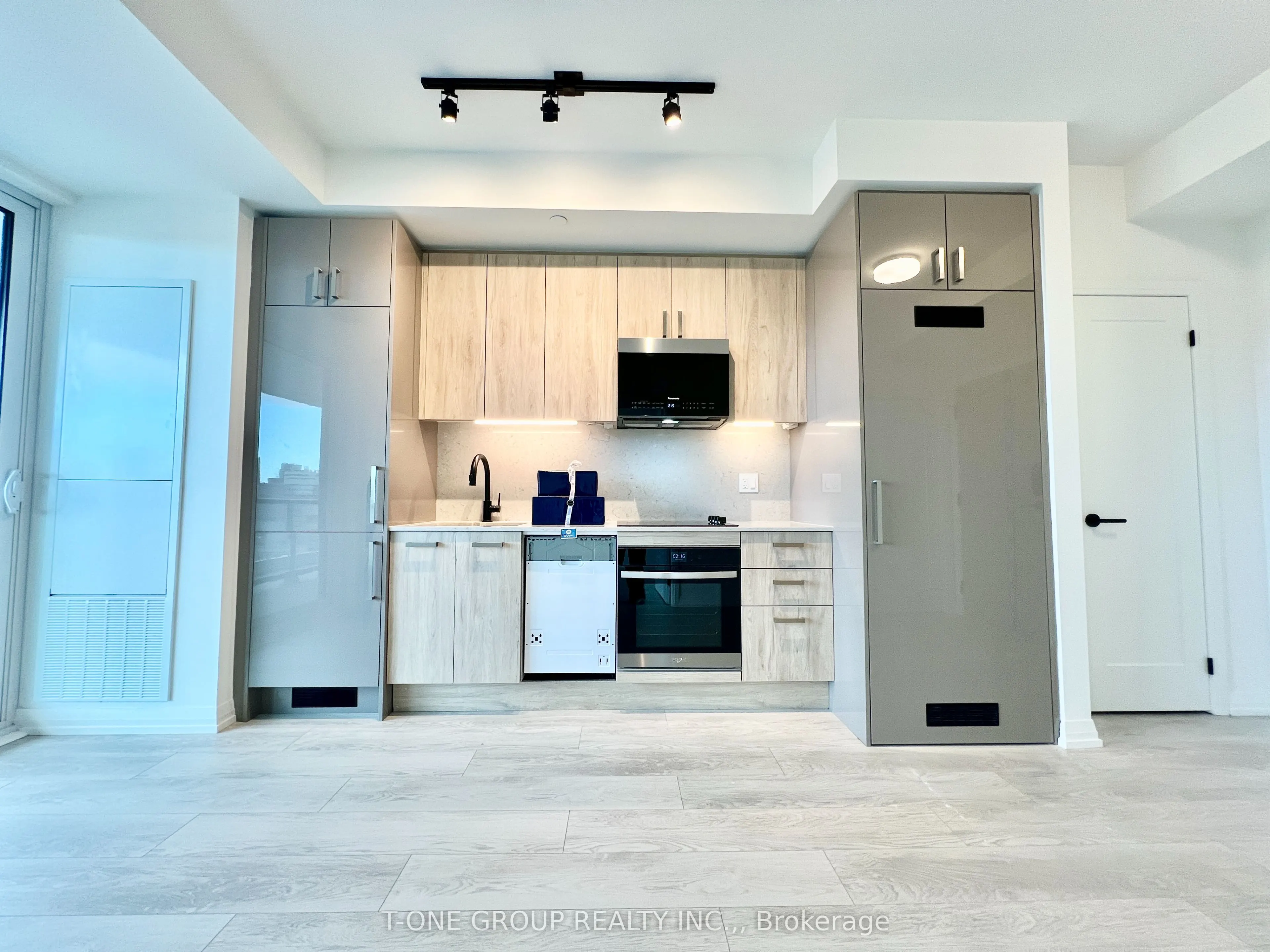 280 Dundas Street W, #2704