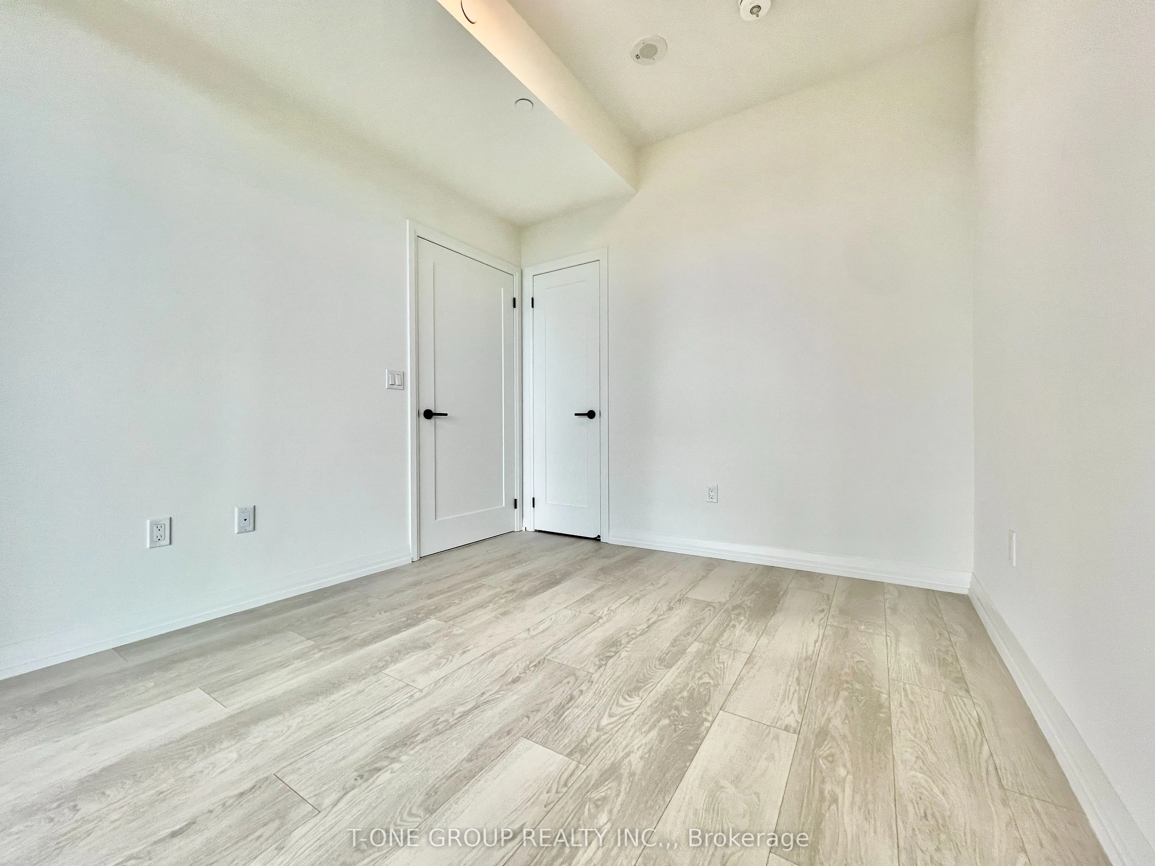 280 Dundas Street W, #2704