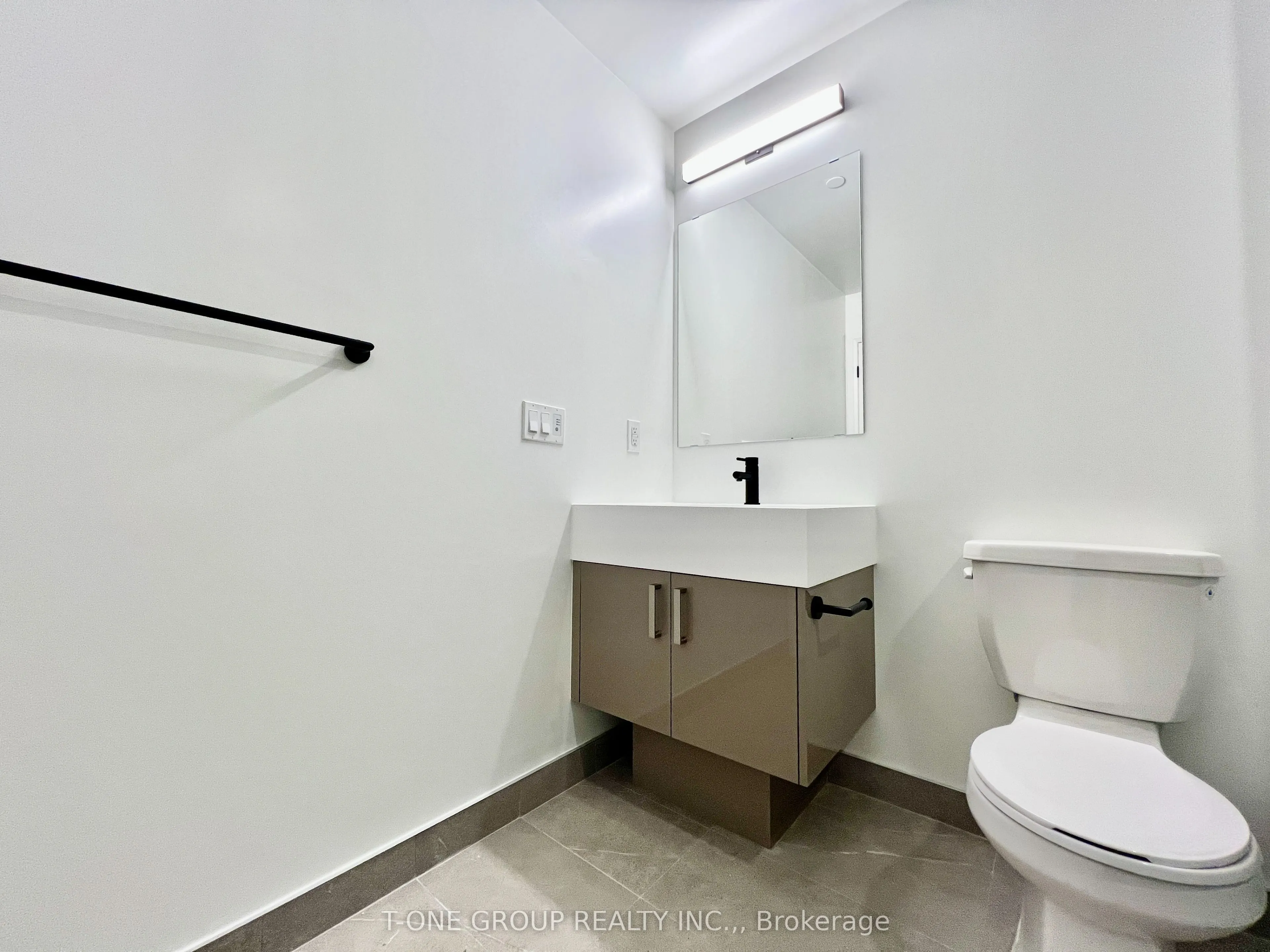 280 Dundas Street W, #2704