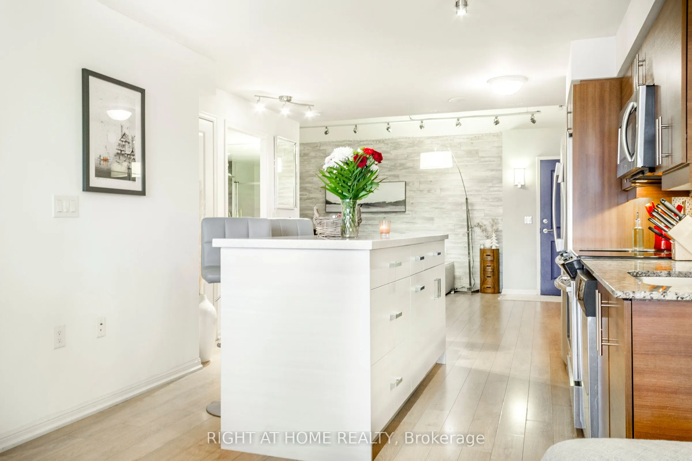 125 Western Battery Road W, #214