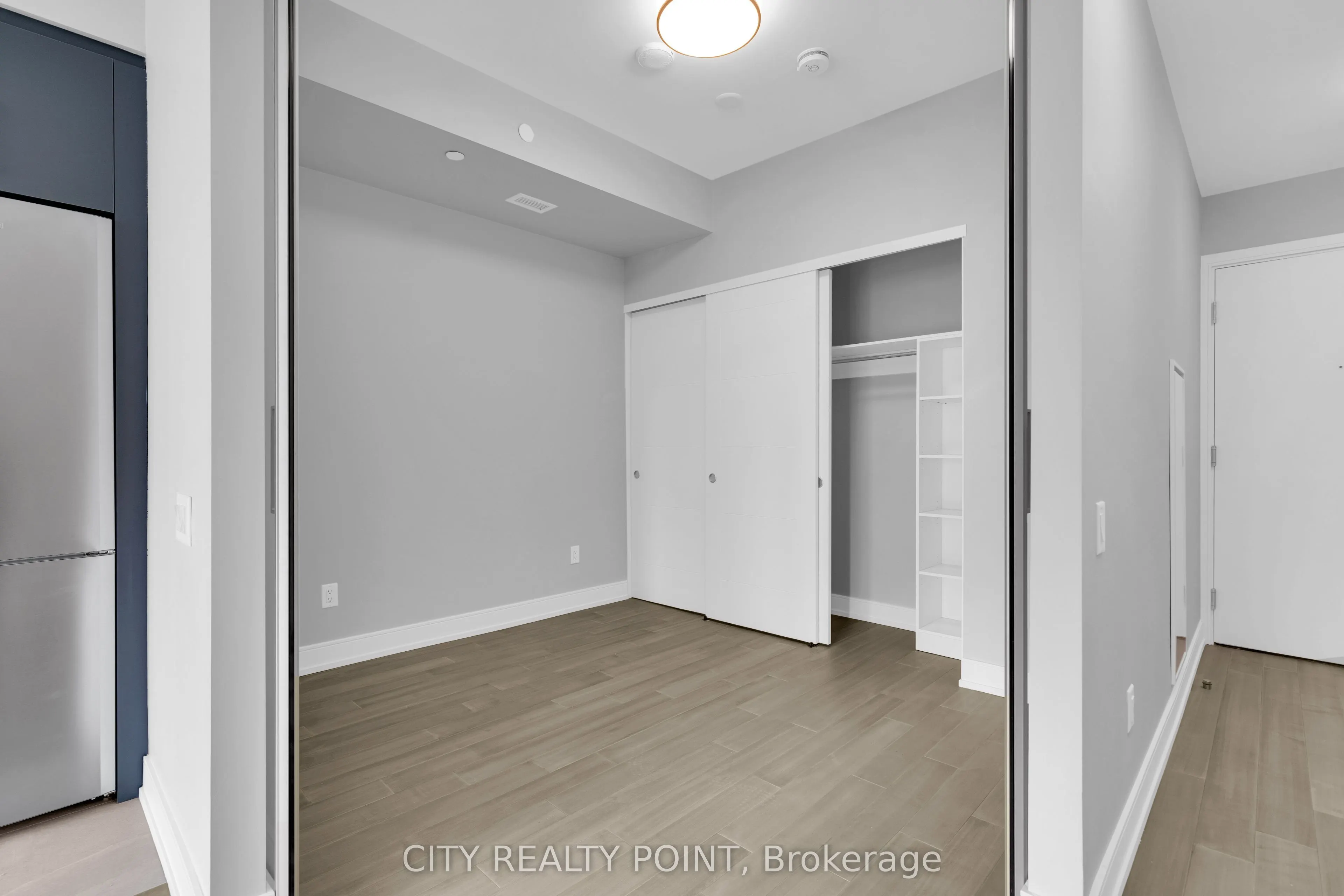 664 Spadina Avenue, #906