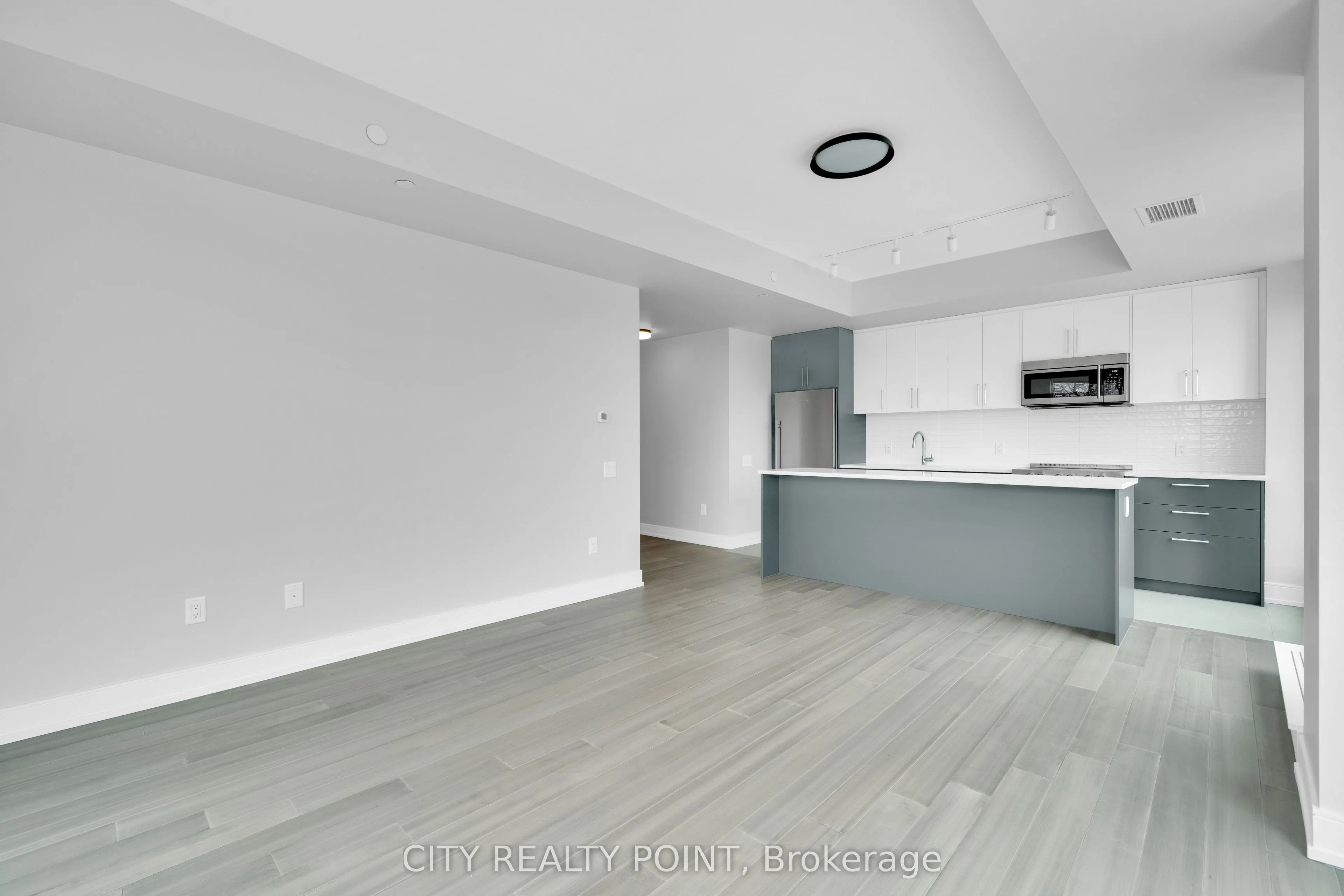 664 Spadina Avenue, #411