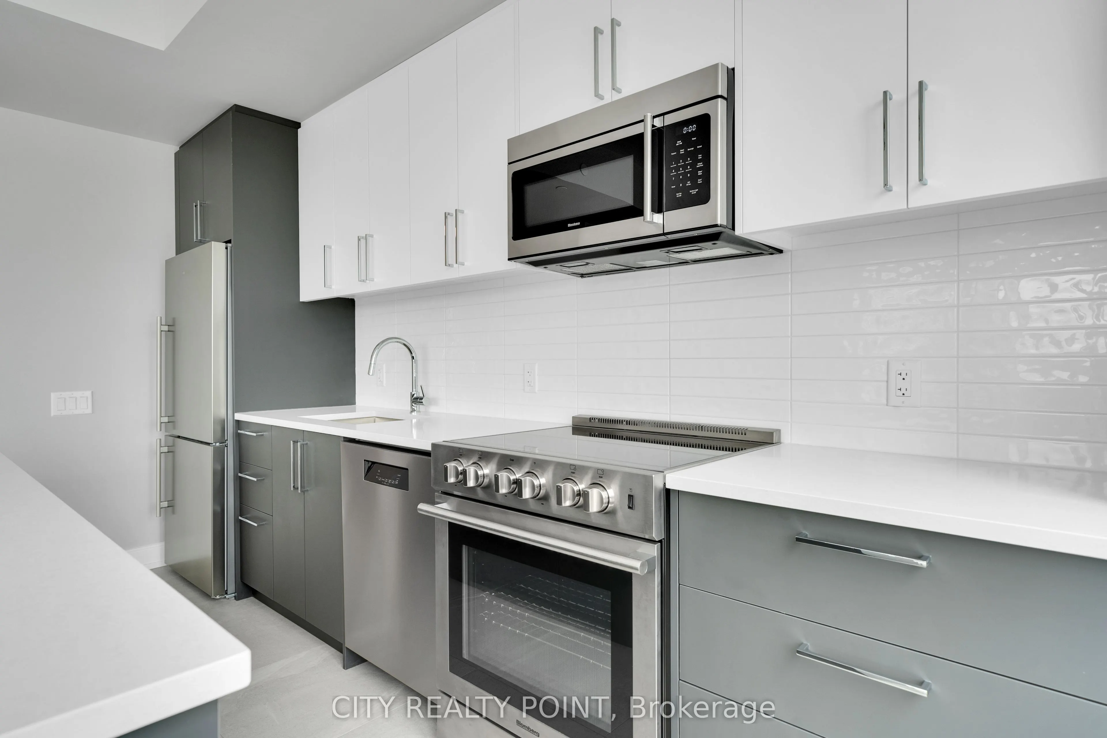 664 Spadina Avenue, #411