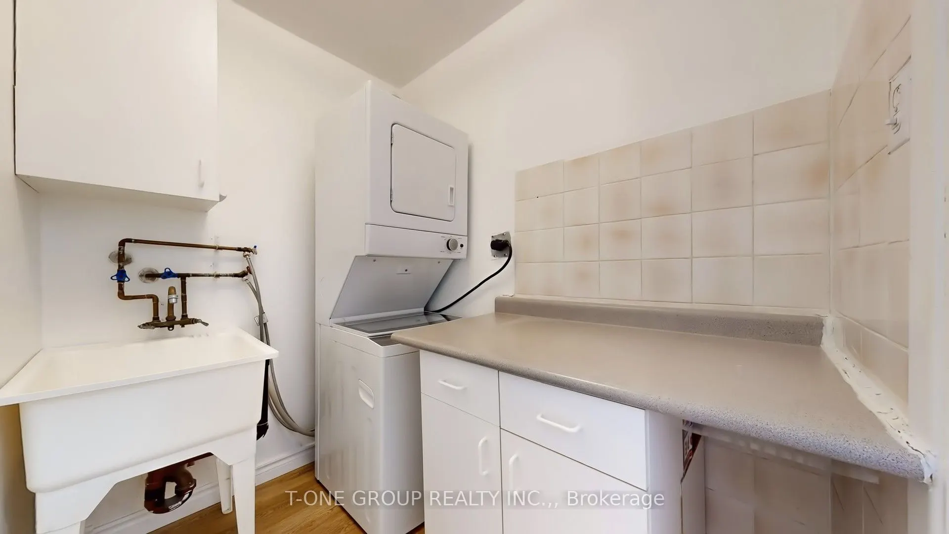 632 Adelaide Street W