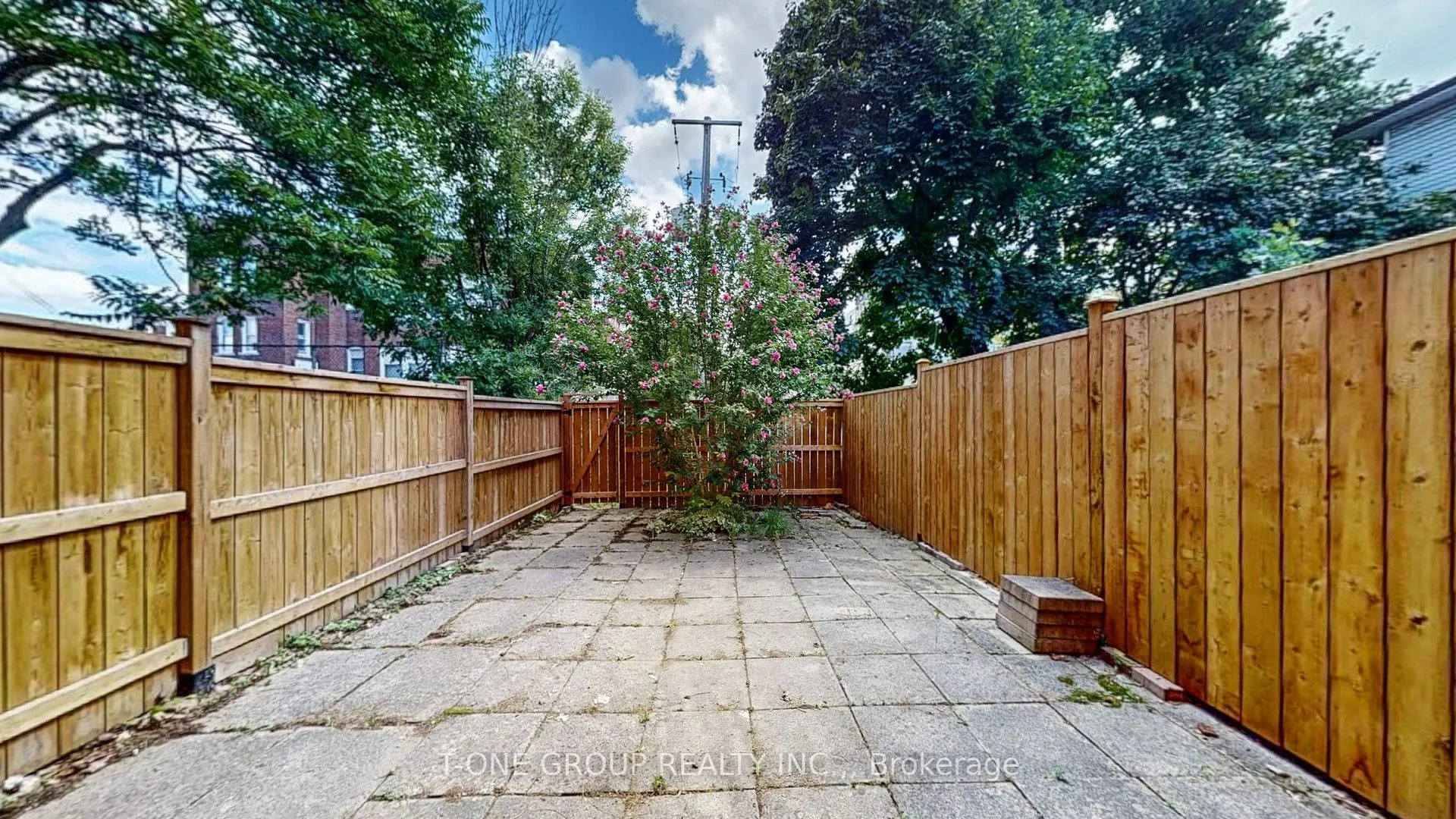 632 Adelaide Street W