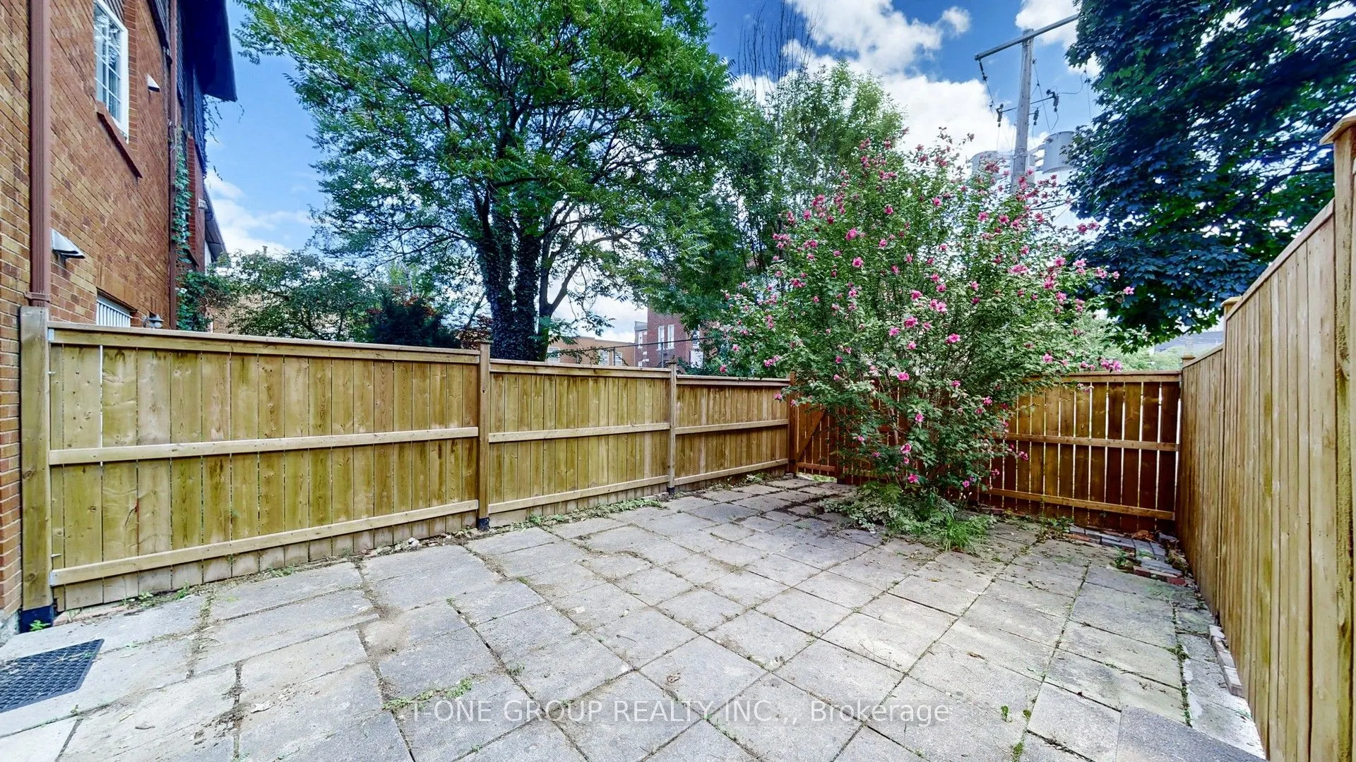 632 Adelaide Street W