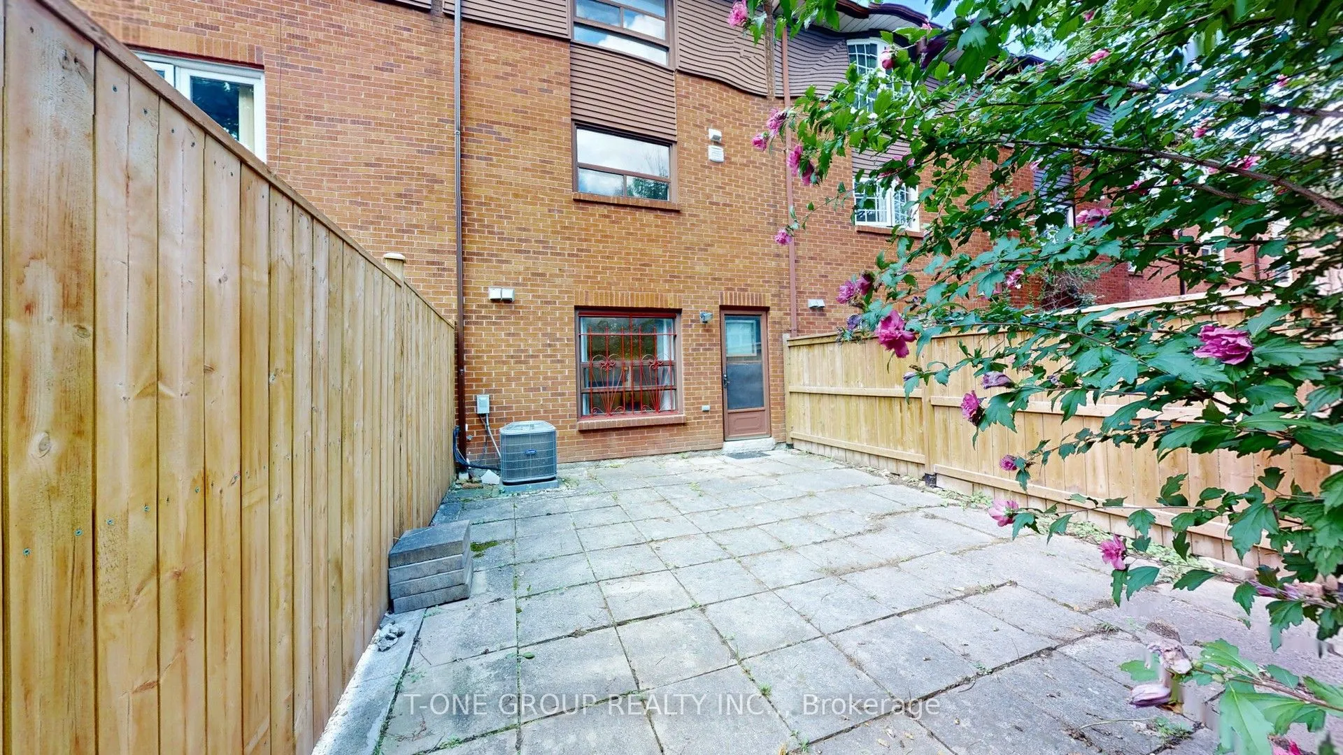 632 Adelaide Street W