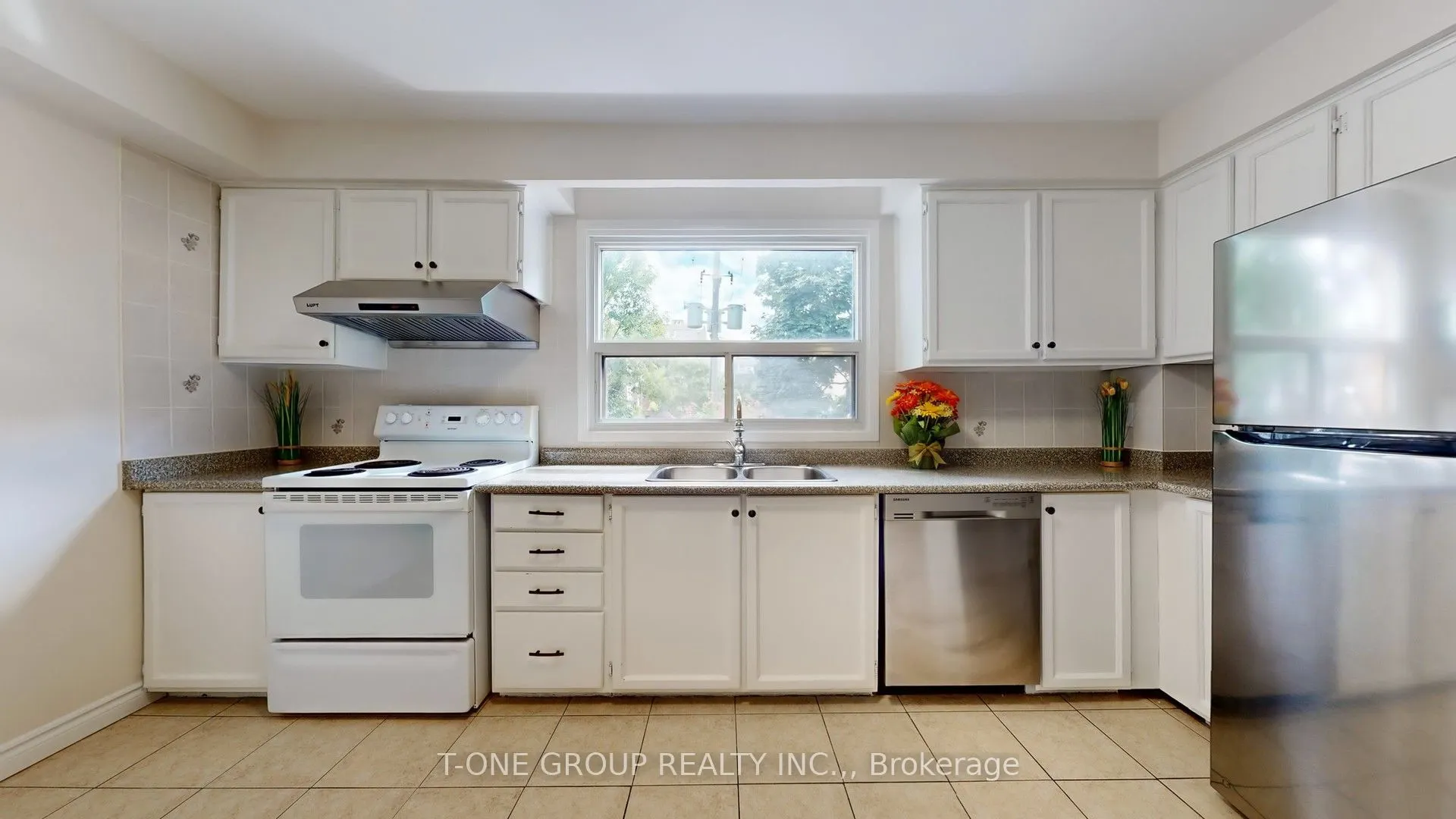 632 Adelaide Street W