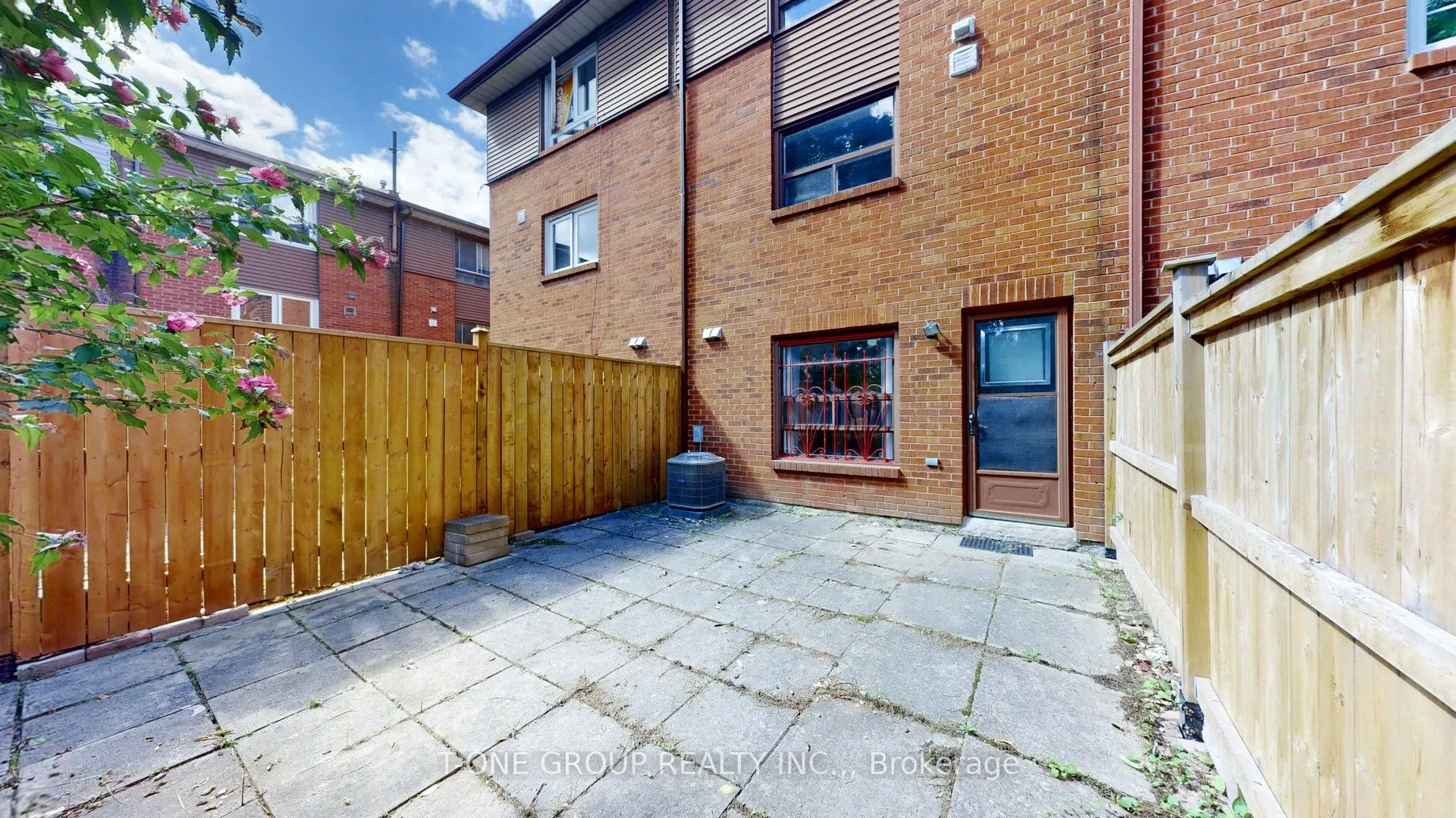 632 Adelaide Street W