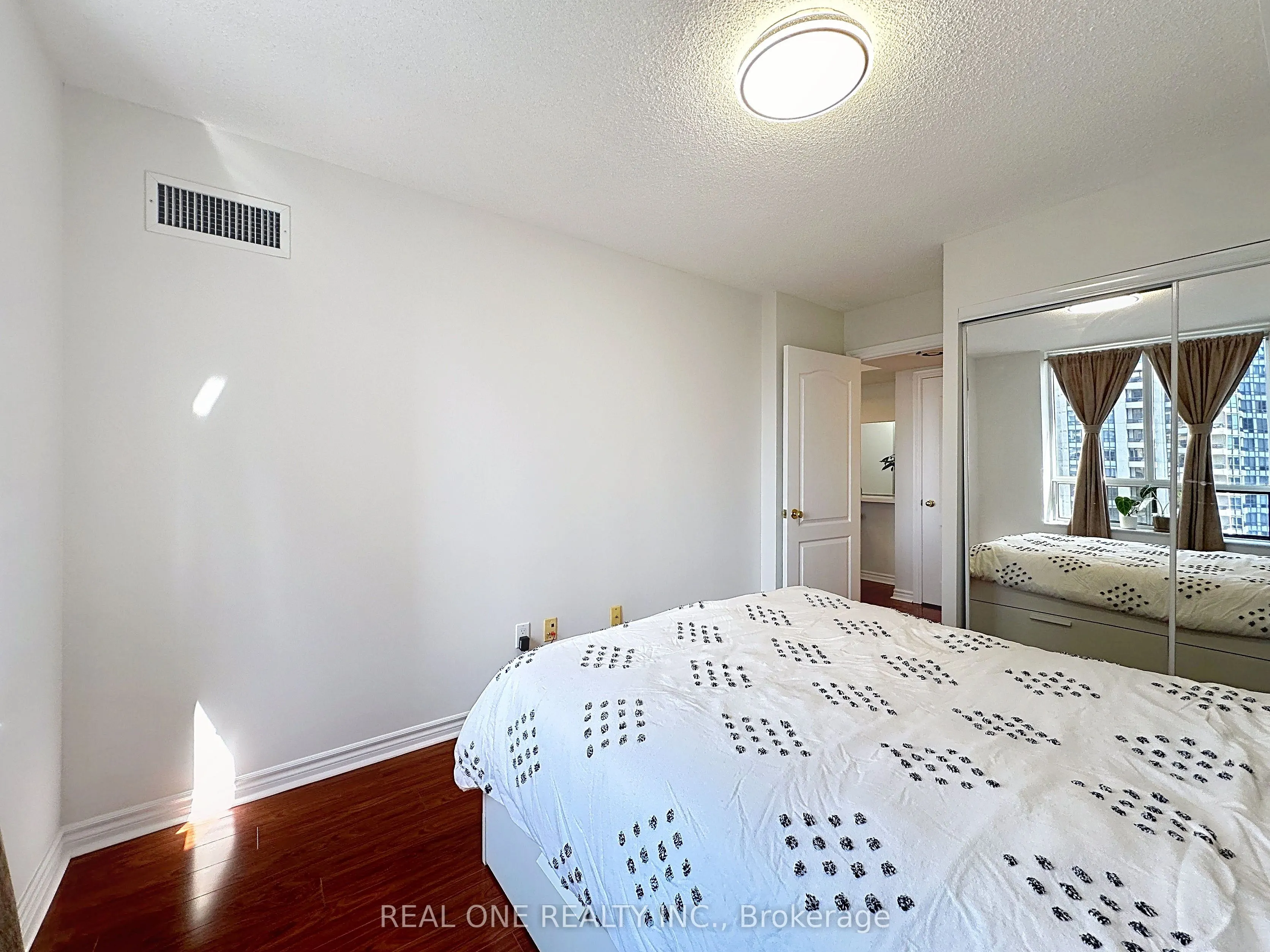 18 Sommerset Way, #1708