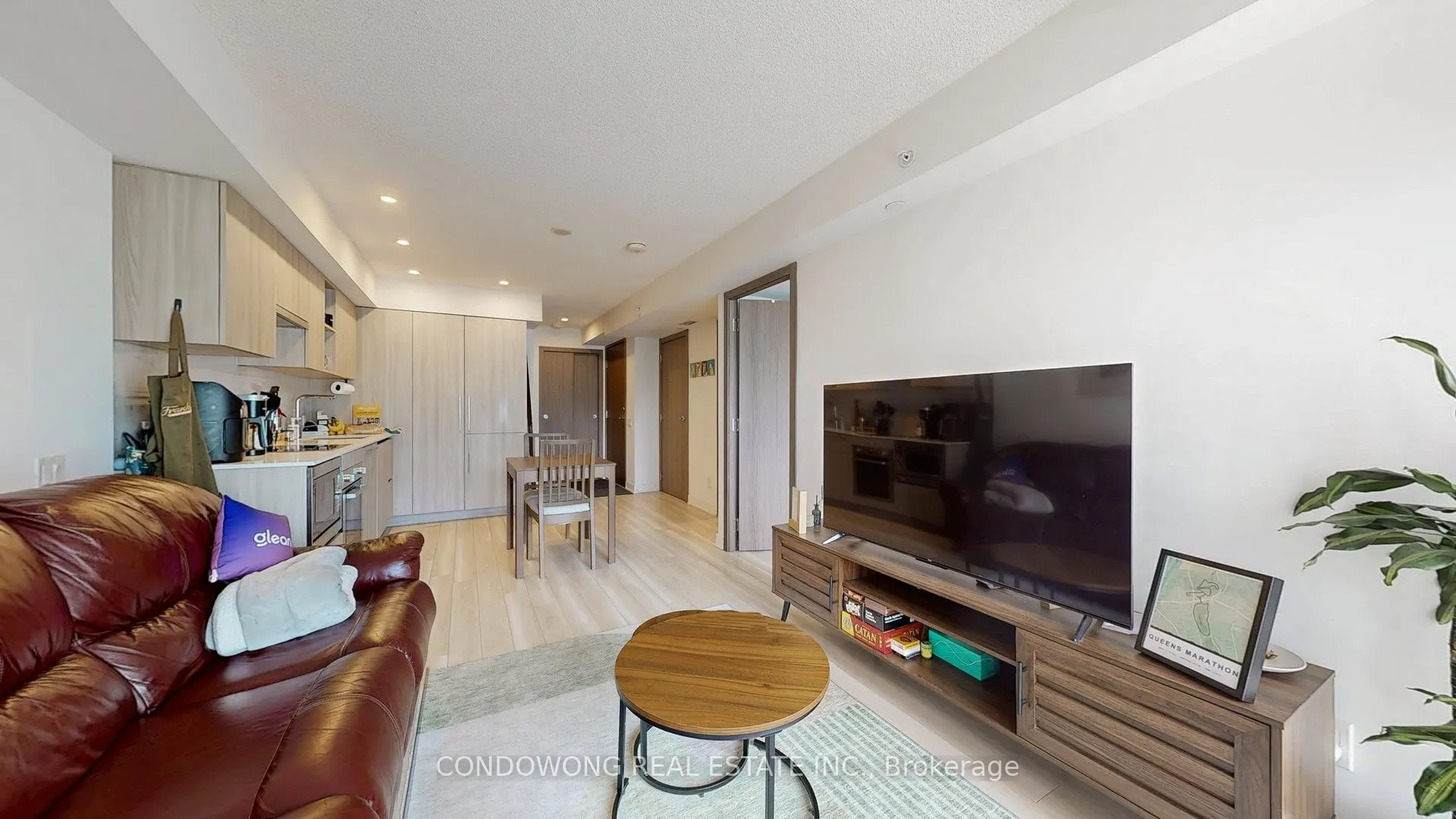 17 Bathurst Street, #911