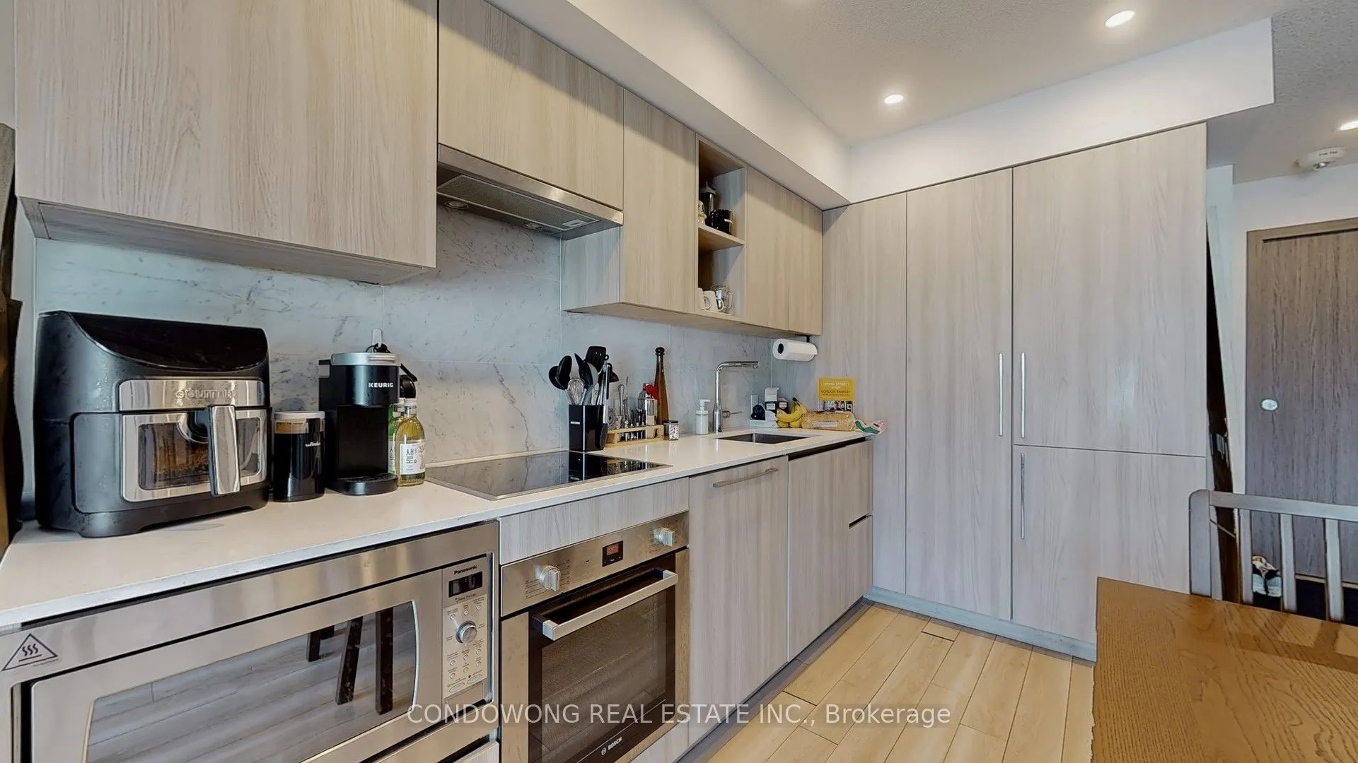 17 Bathurst Street, #911