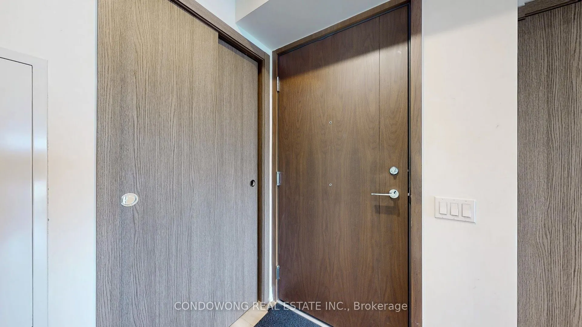 17 Bathurst Street, #911