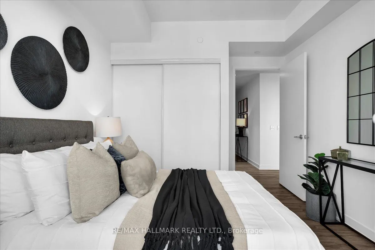 15 Queens Quay E, #311