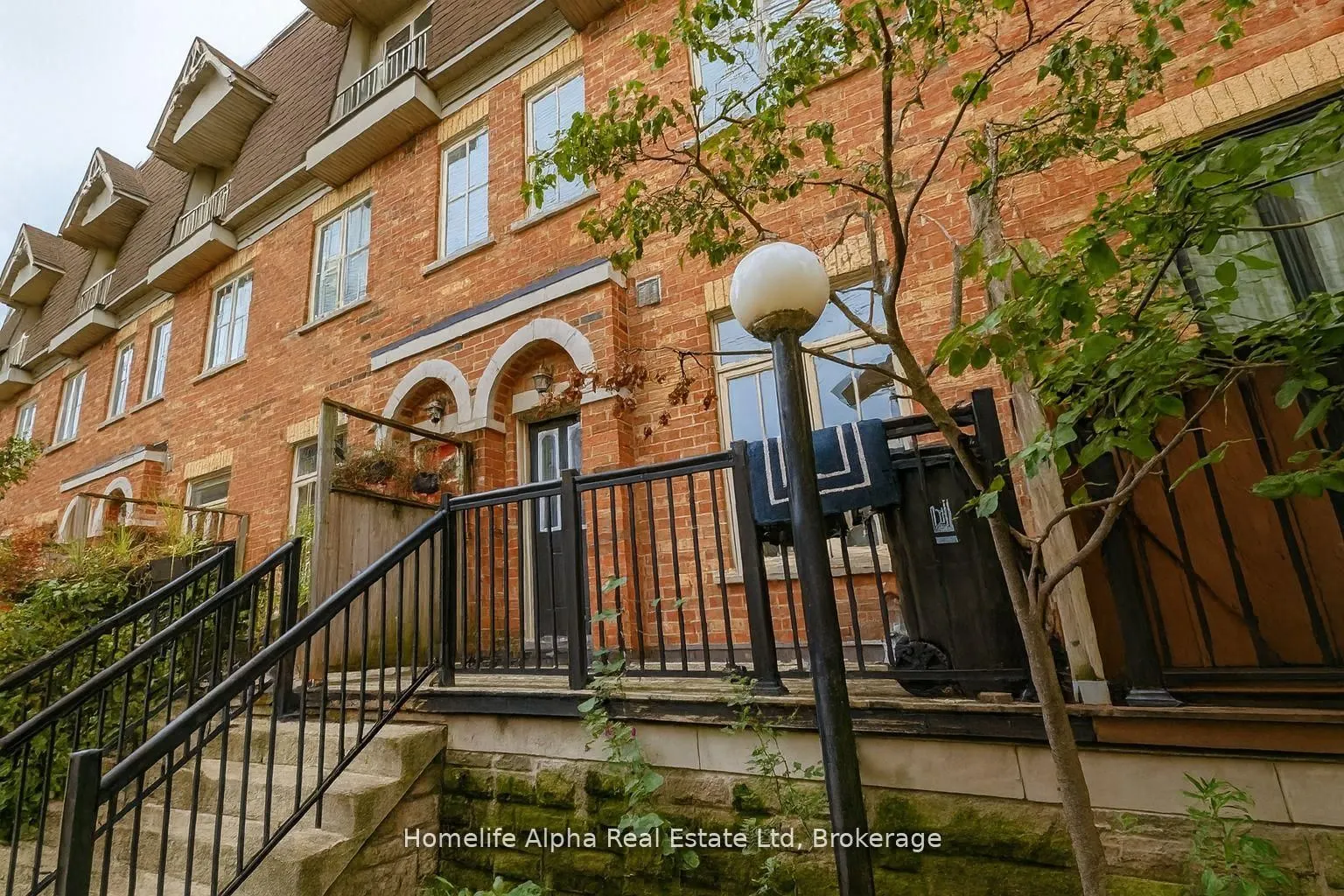 445 B Queen Street E