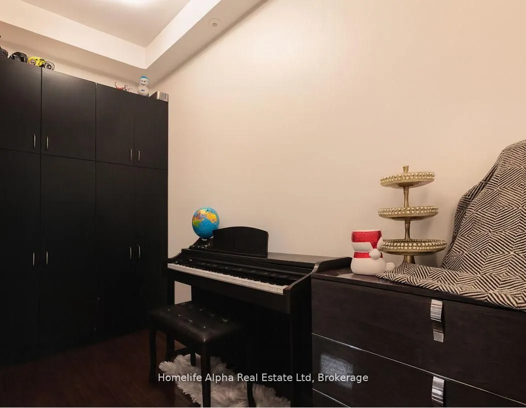 445 B Queen Street E