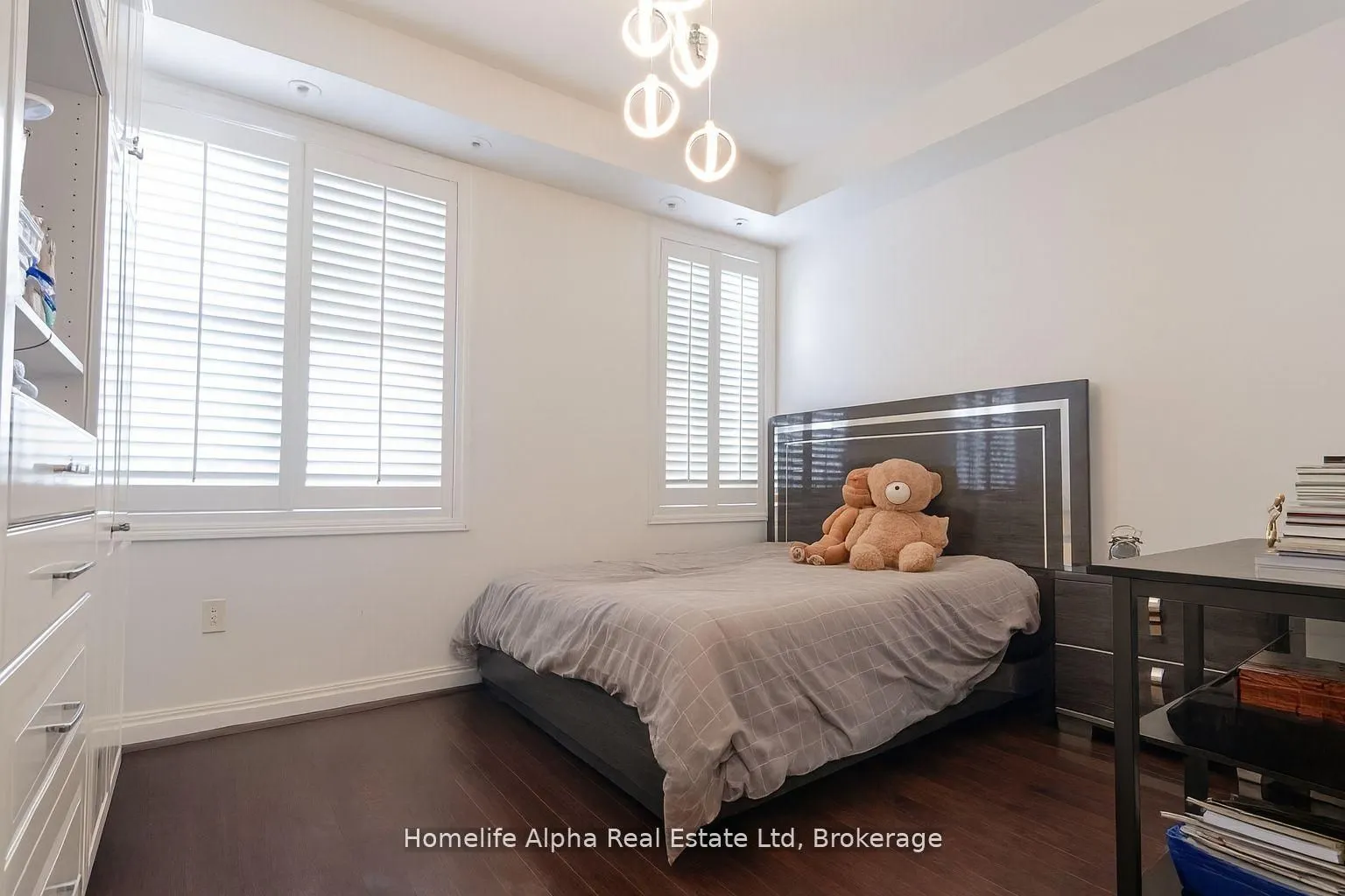 445 B Queen Street E