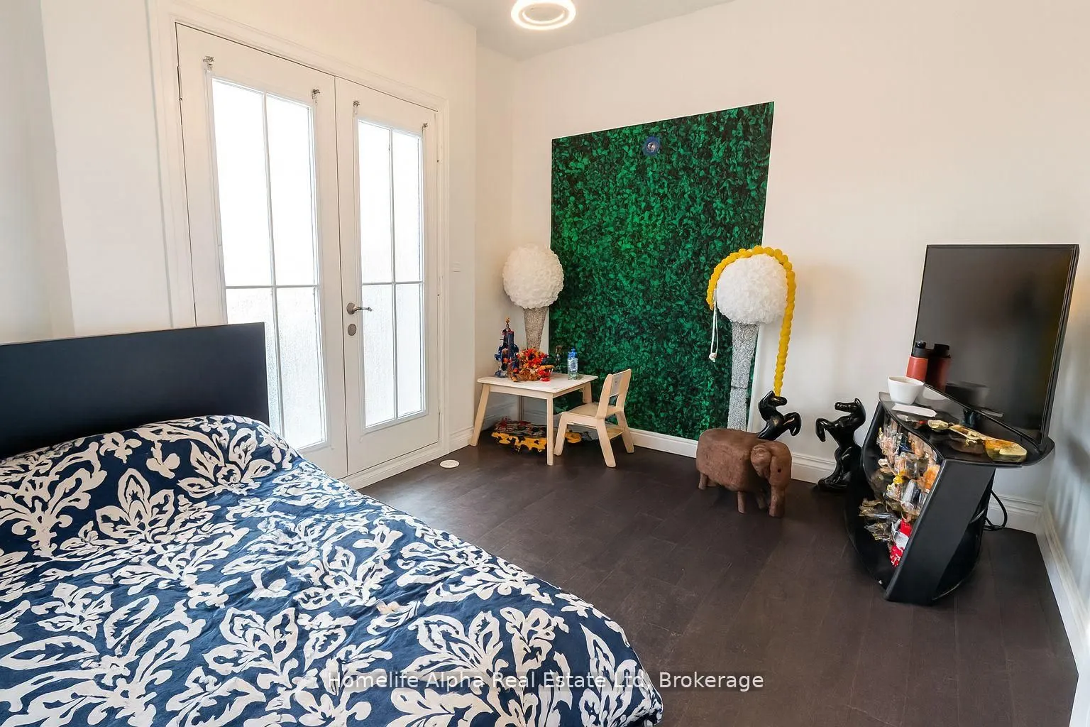 445 B Queen Street E