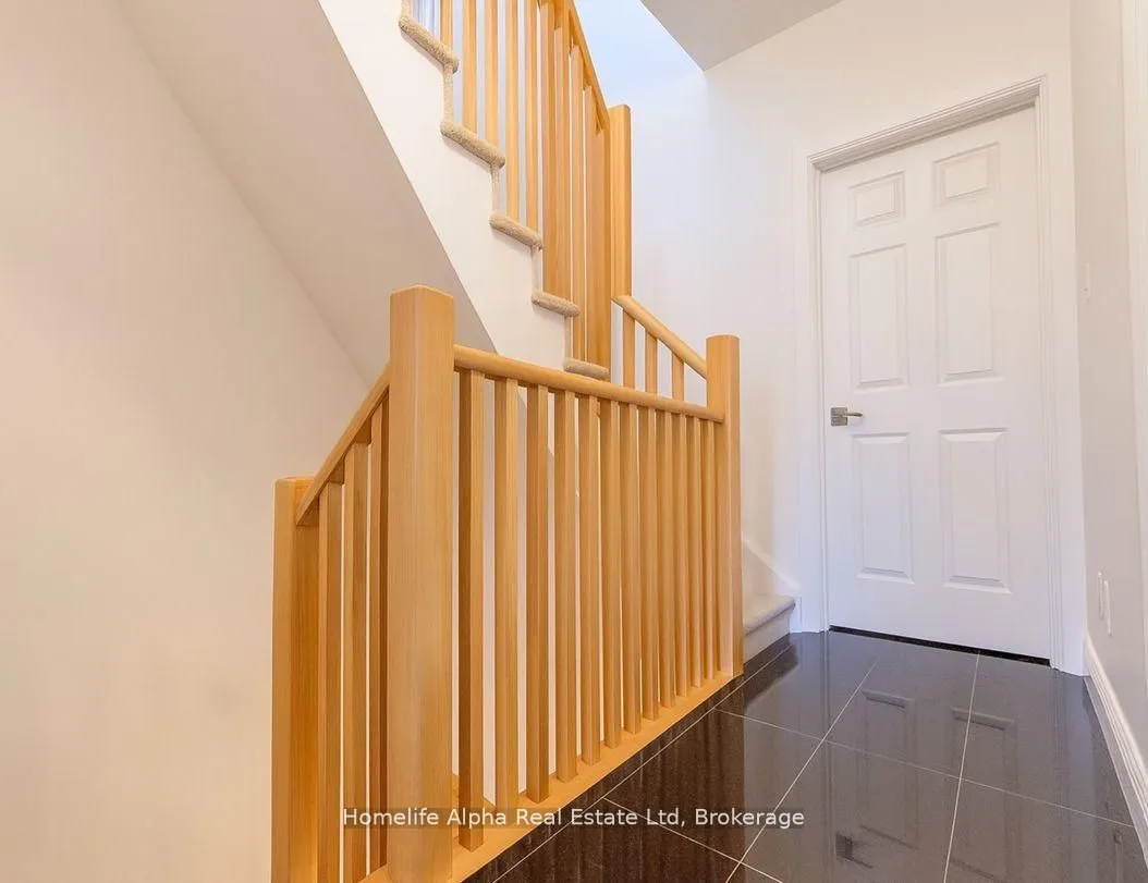 445 B Queen Street E