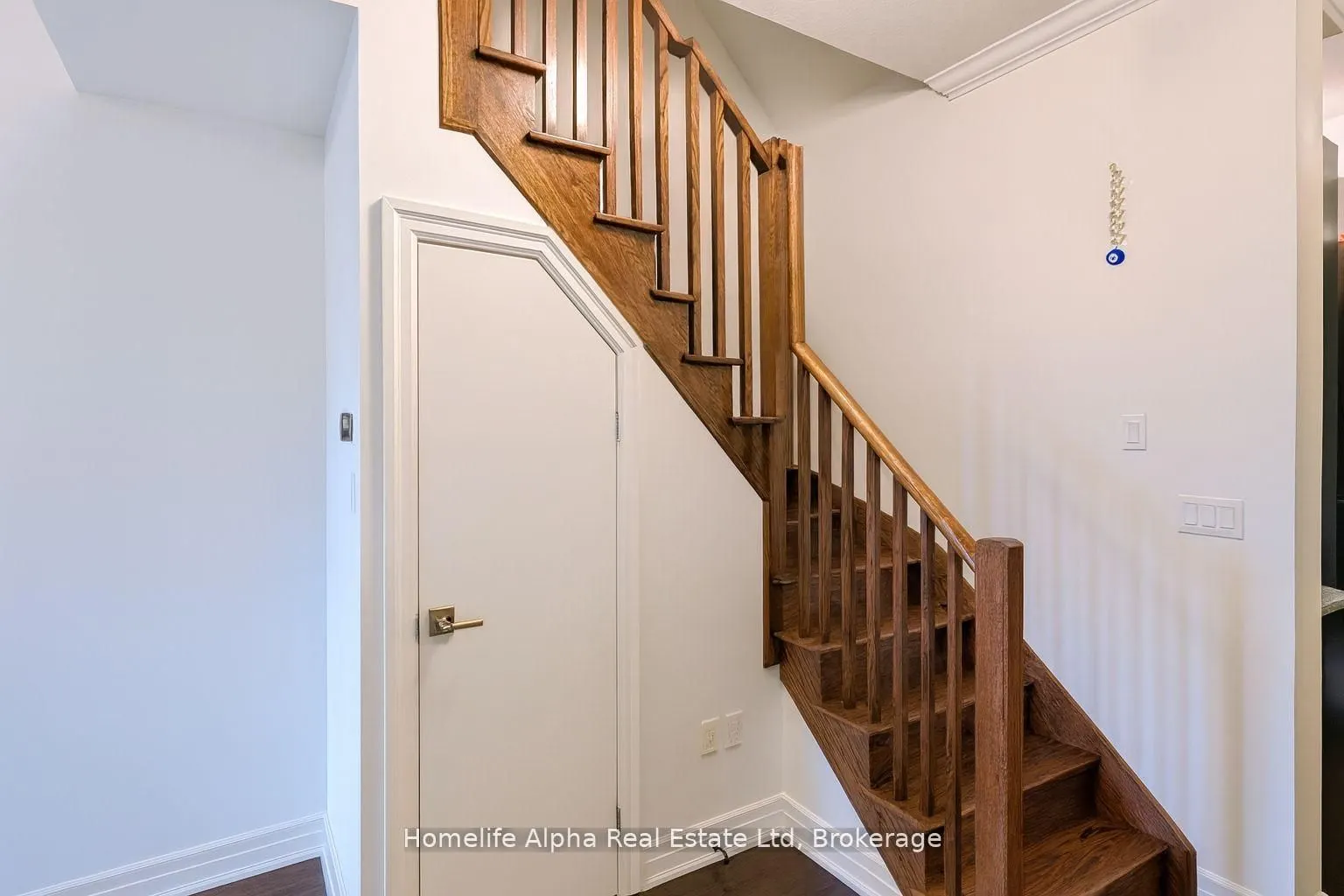 445 B Queen Street E