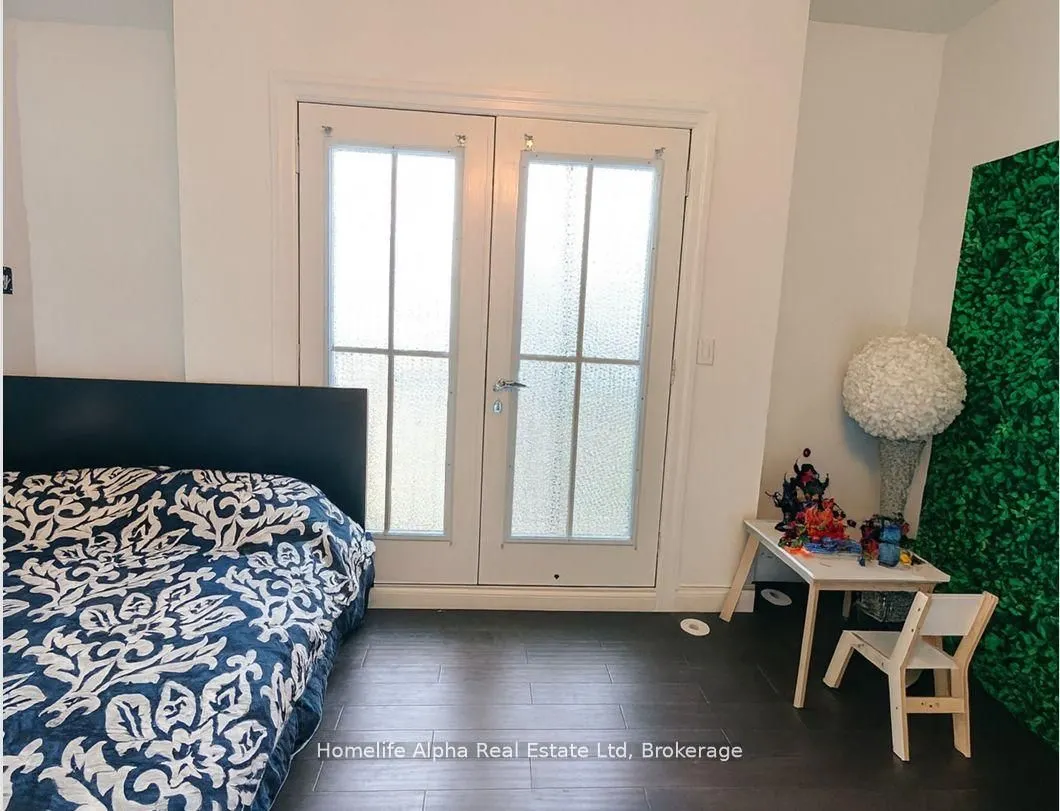 445 B Queen Street E