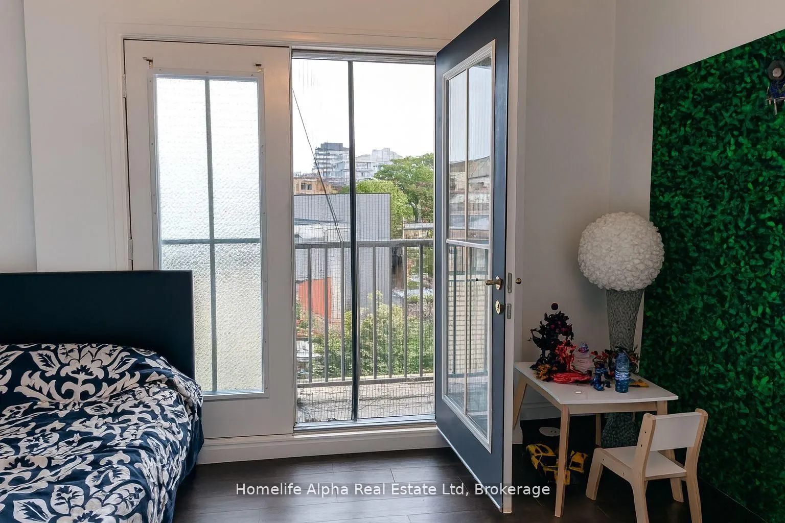 445 B Queen Street E