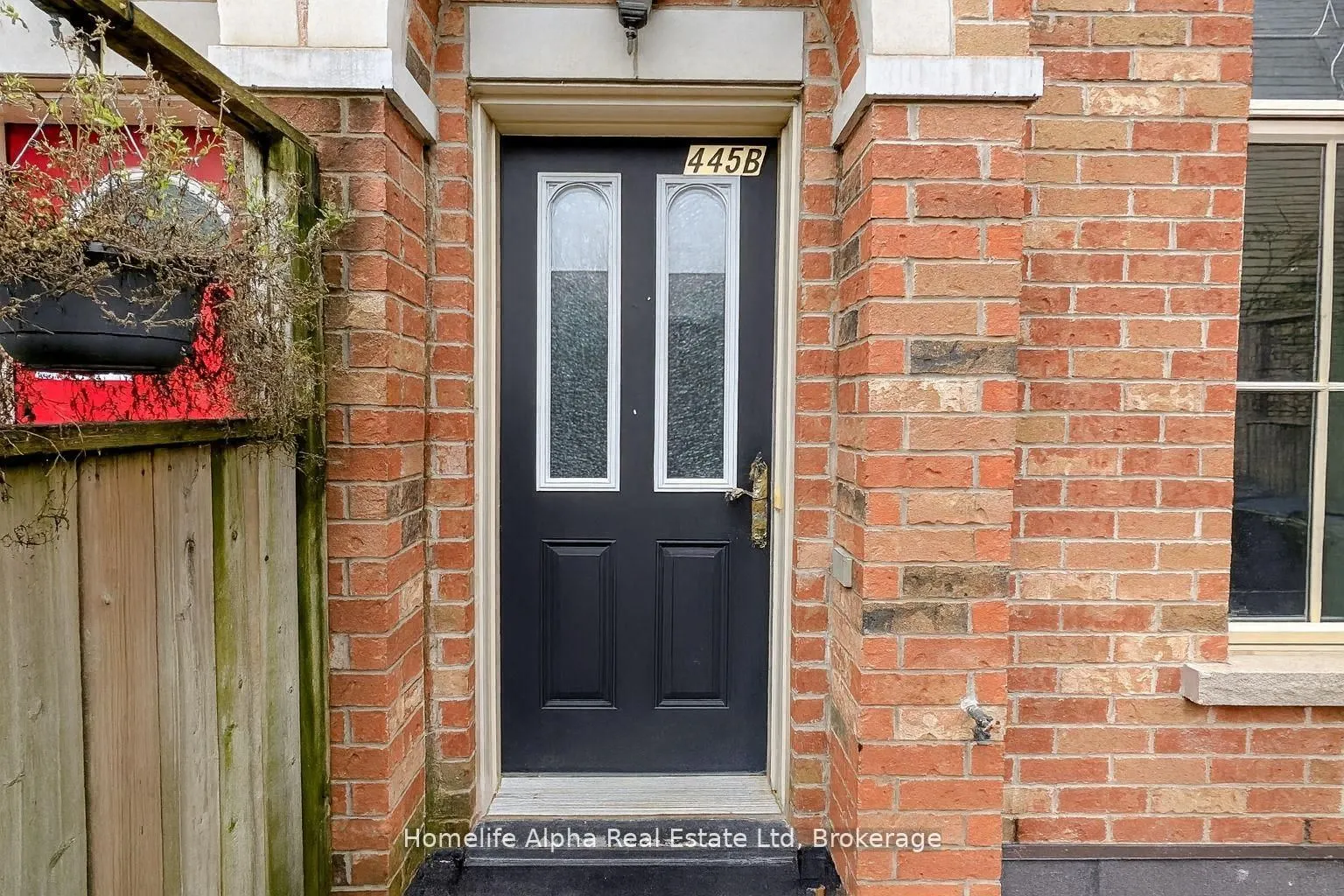 445 B Queen Street E