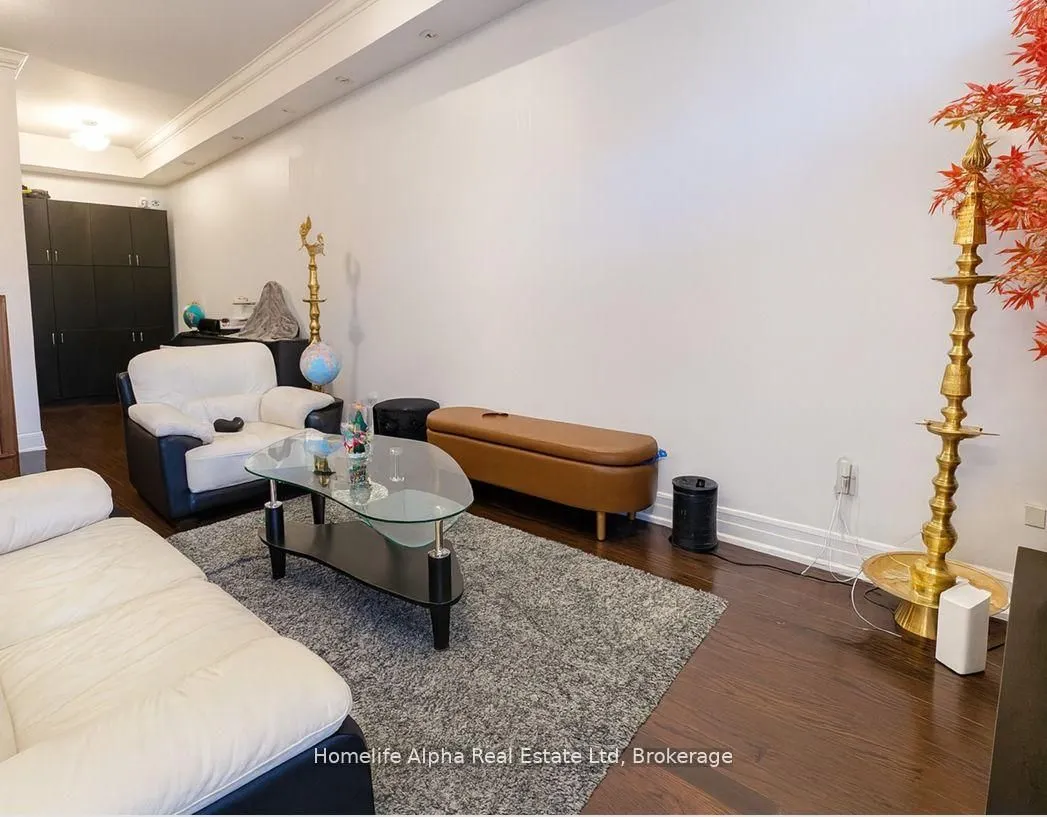 445 B Queen Street E