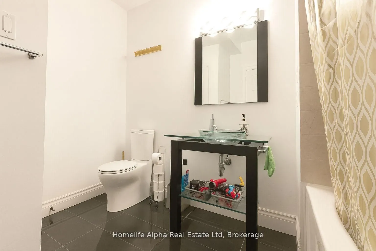 445 B Queen Street E