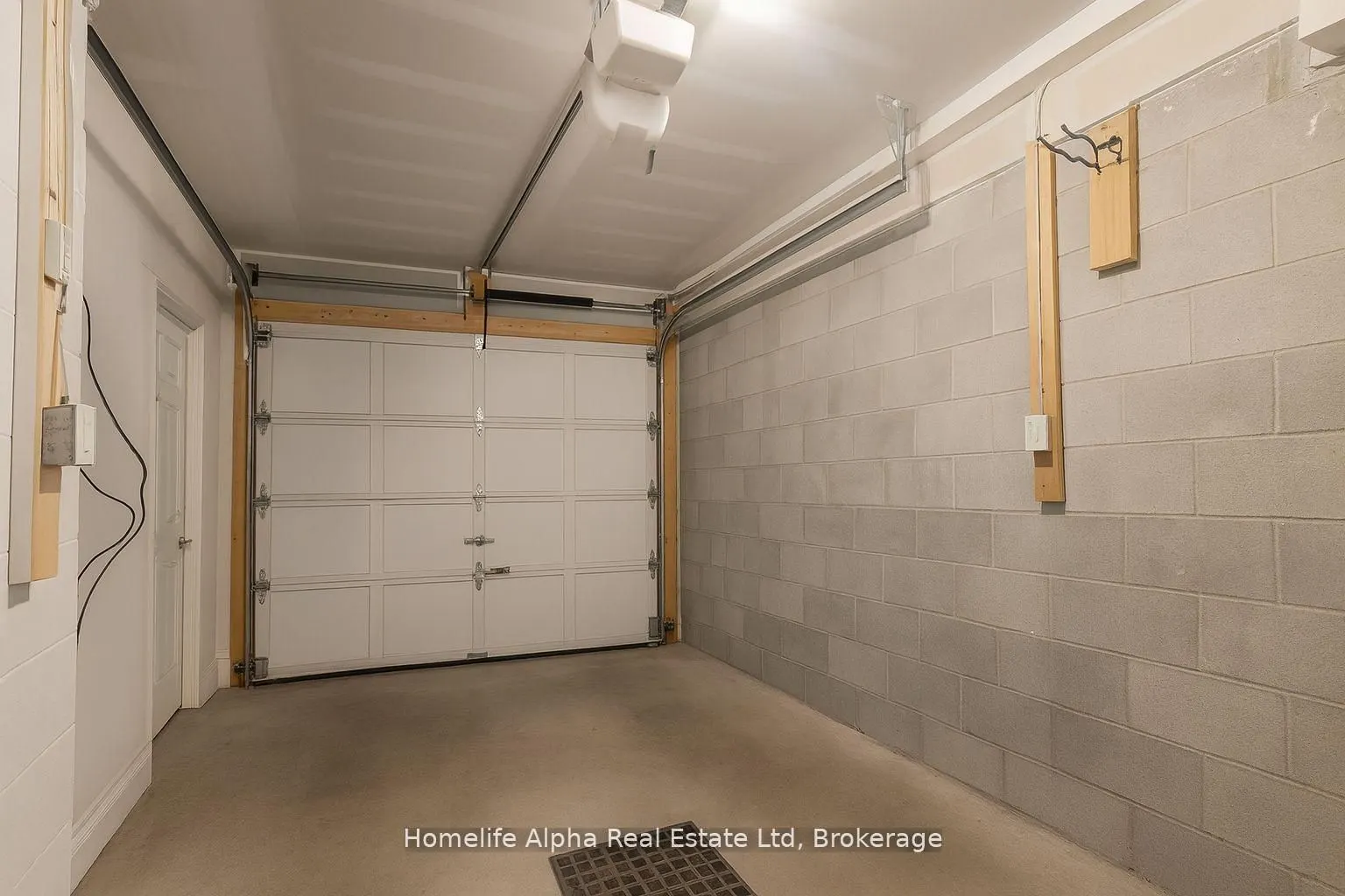 445 B Queen Street E