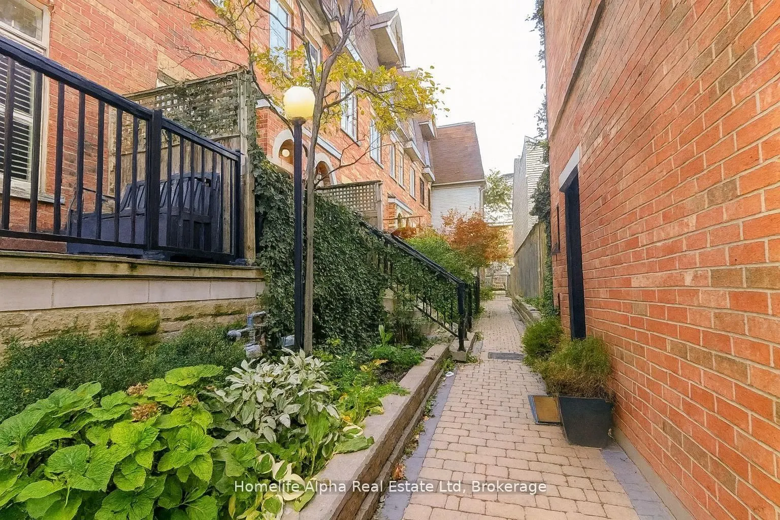 445 B Queen Street E