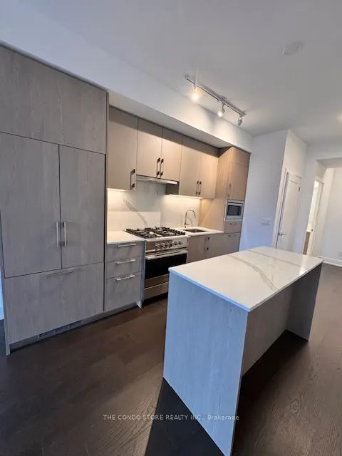 8 Manor Road W, #401