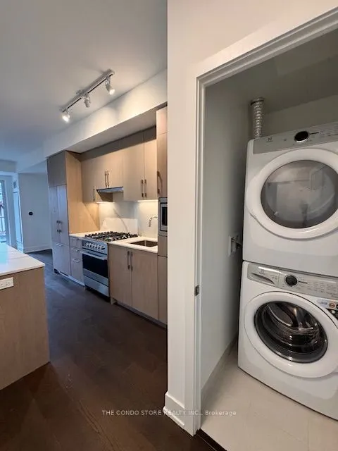 8 Manor Road W, #401