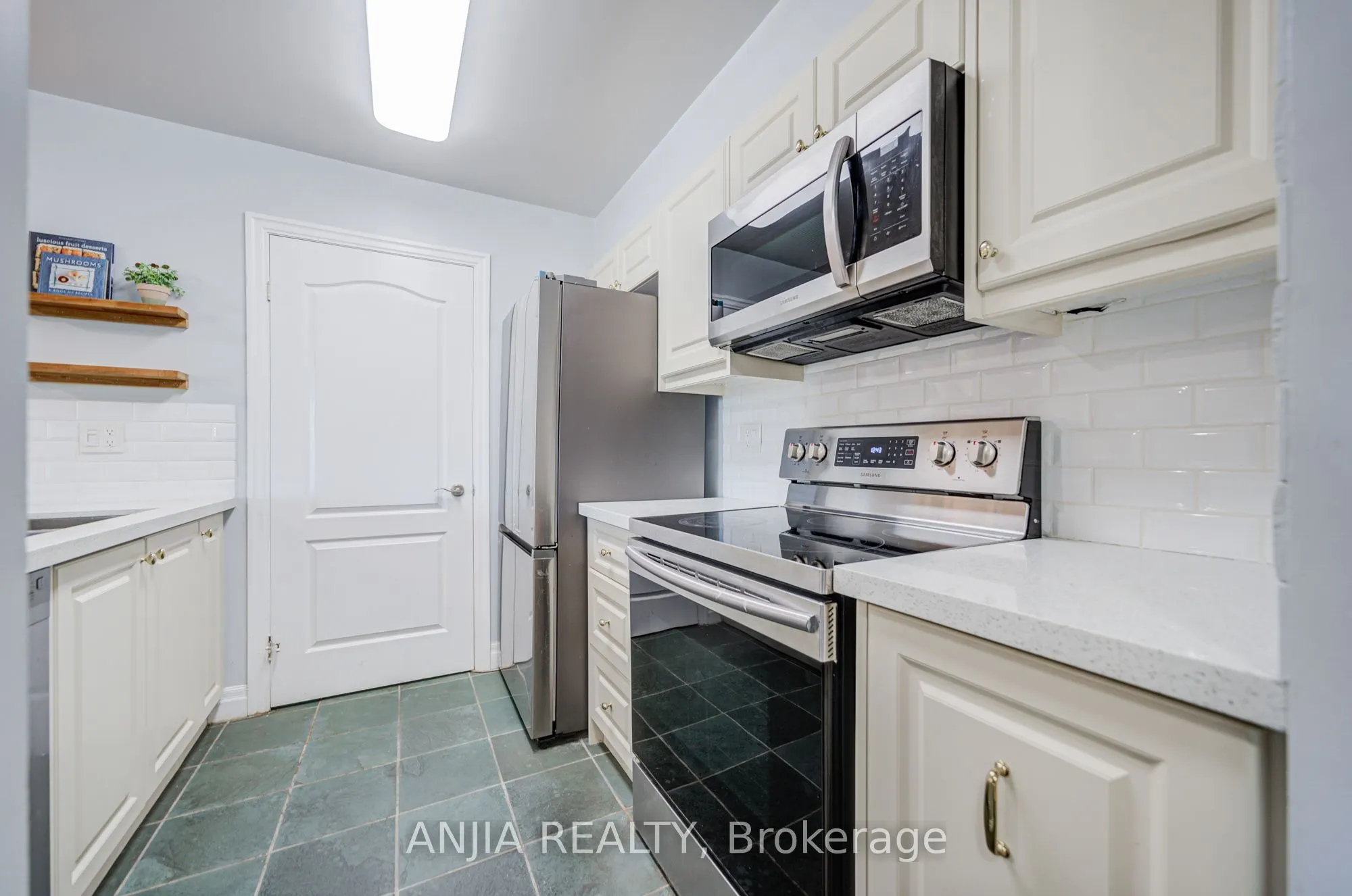 188 Doris Avenue, #808