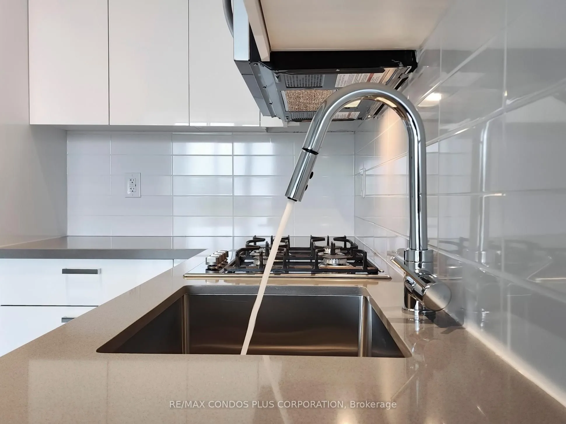 195 McCaul Street, #420