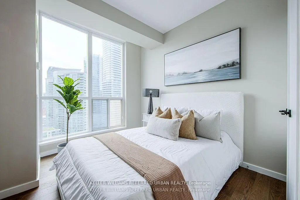218 Queens Quay W, #2501