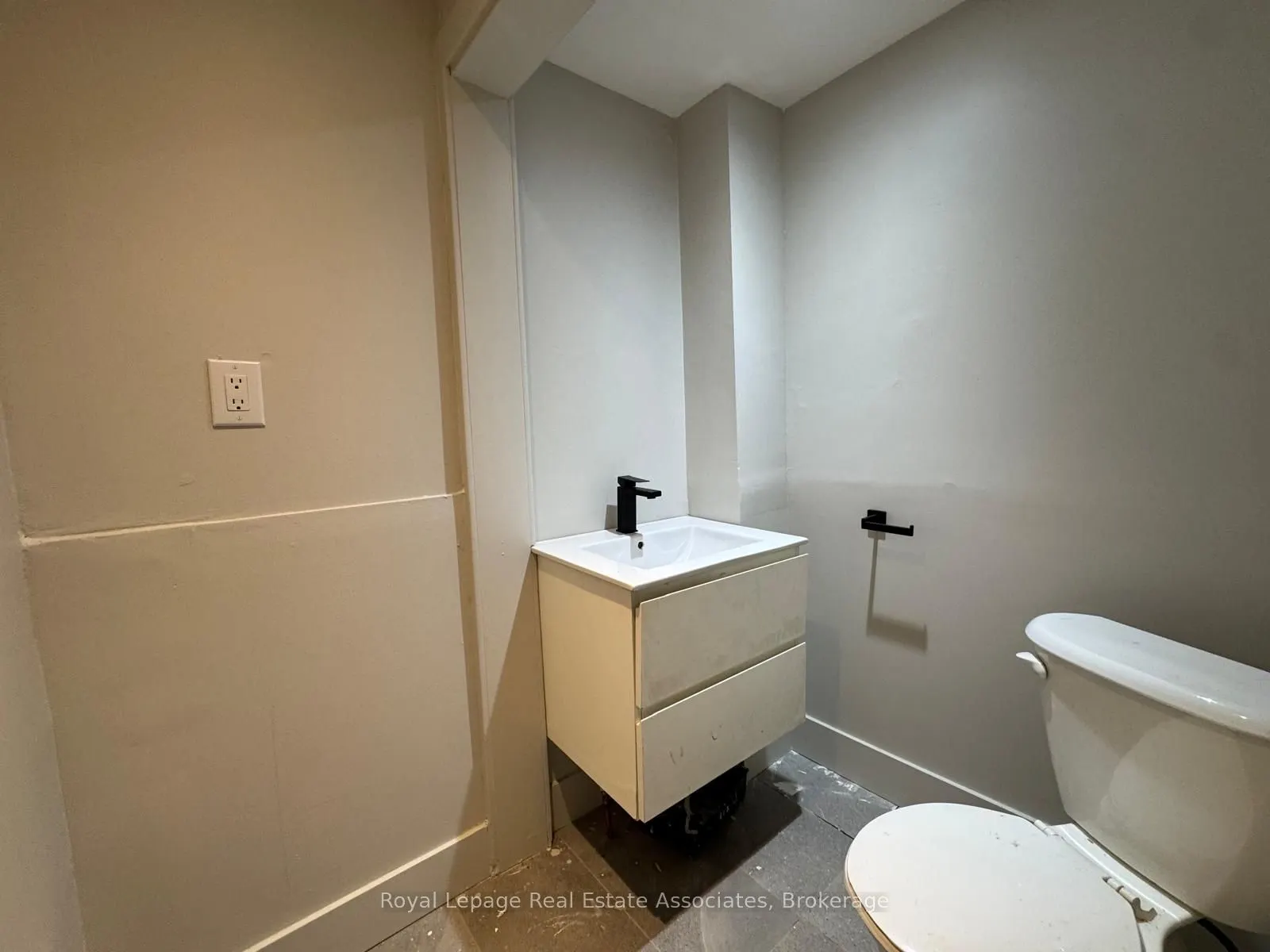 283 Augusta Avenue, #Main Level