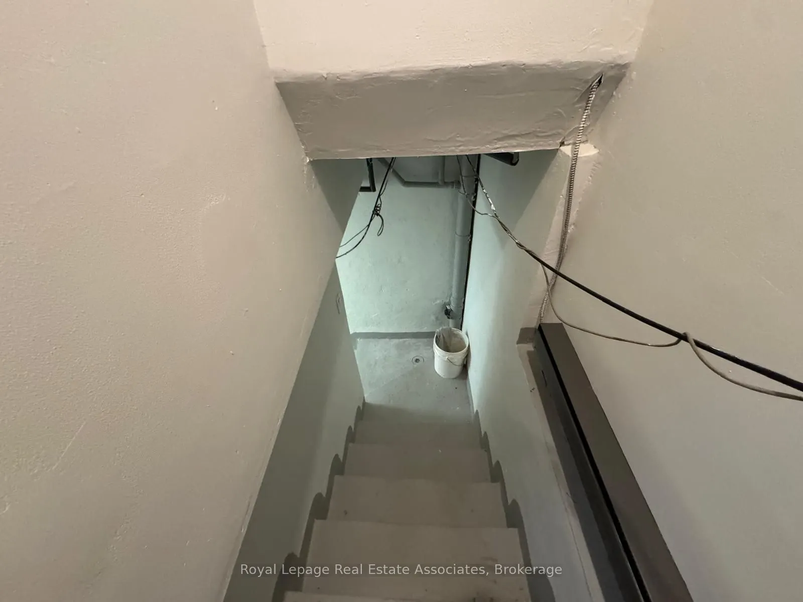 283 Augusta Avenue, #Main Level