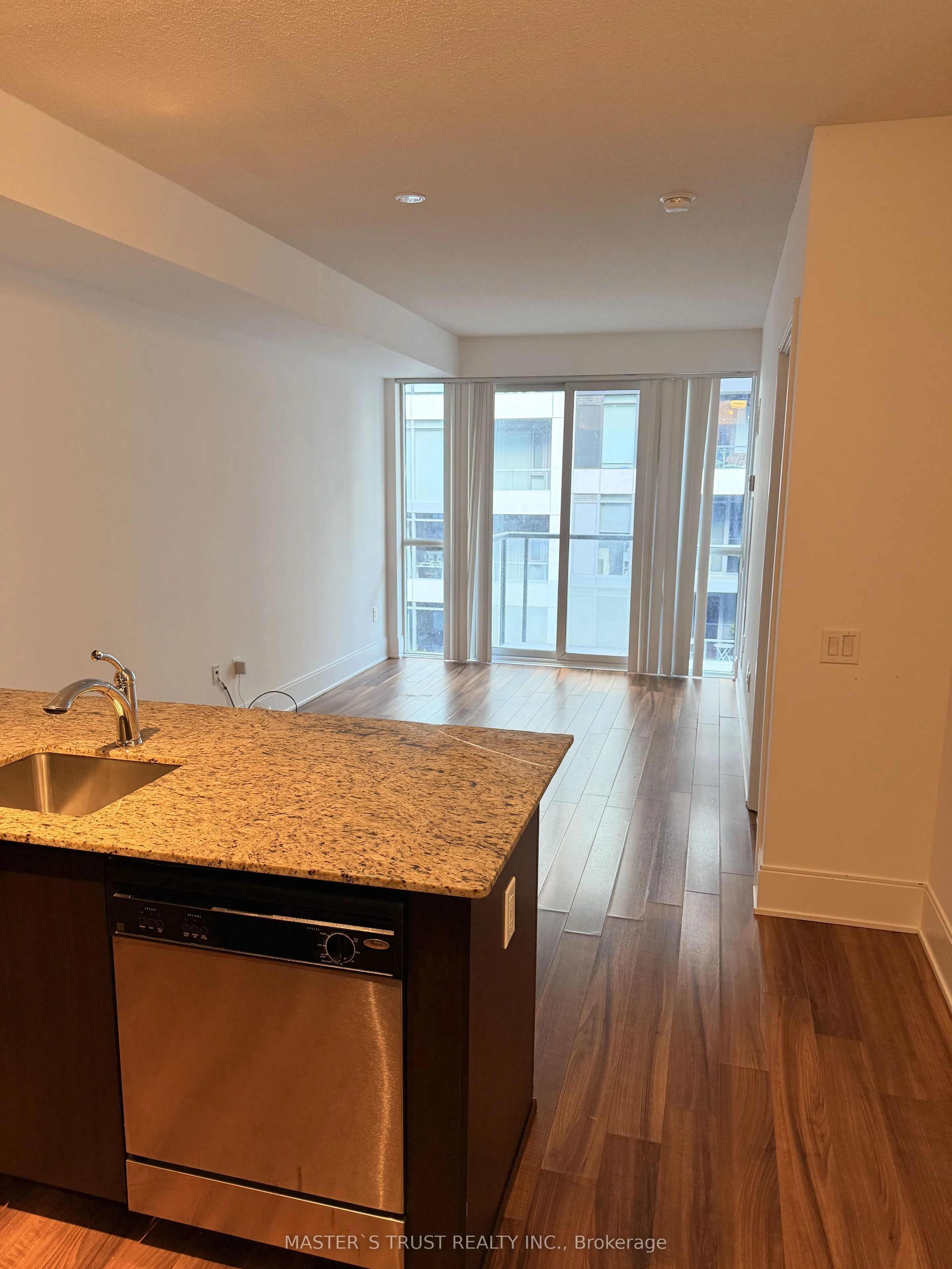 560 Front Street W, #808