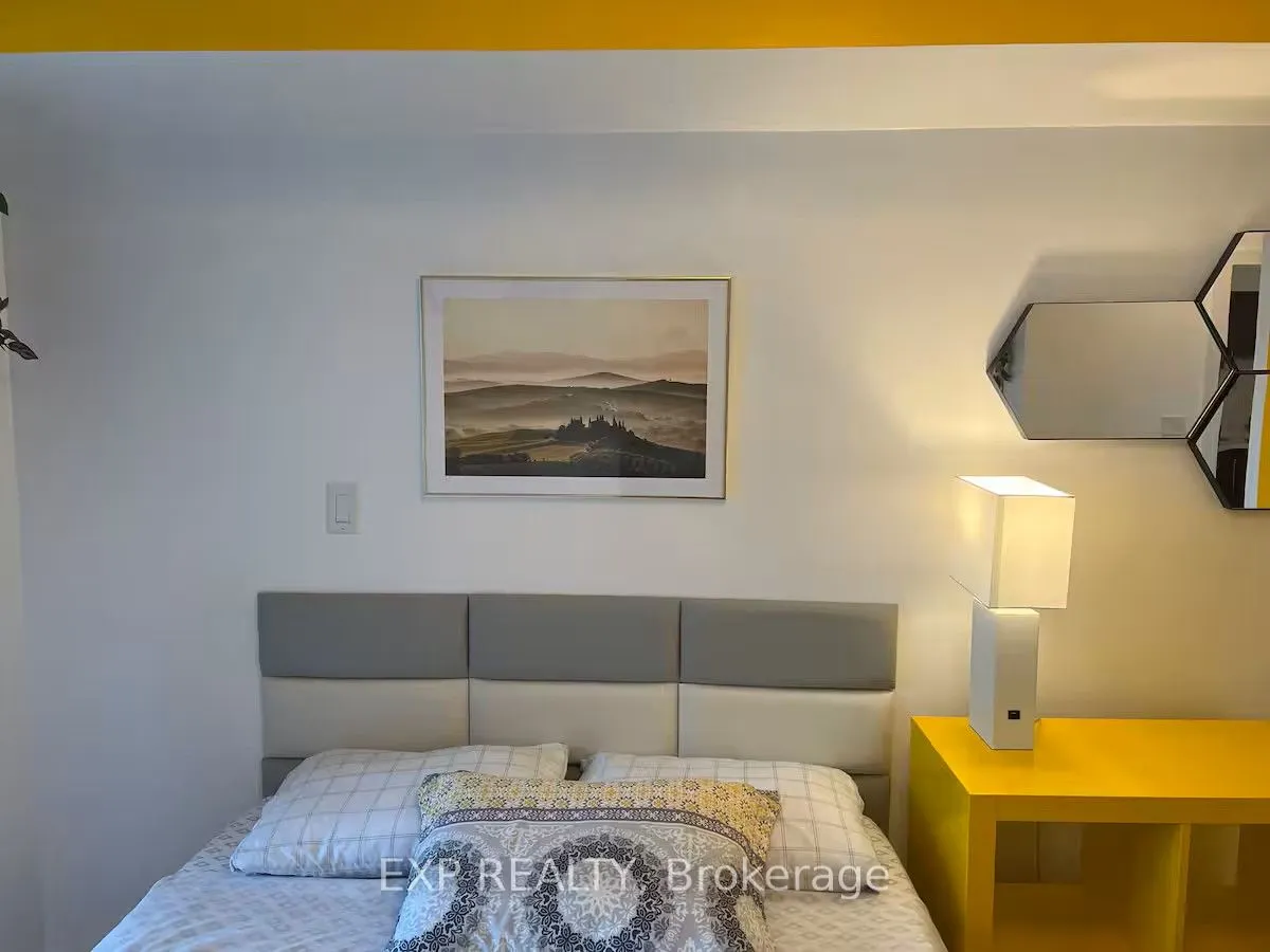 20 Blue Jays Way, #814