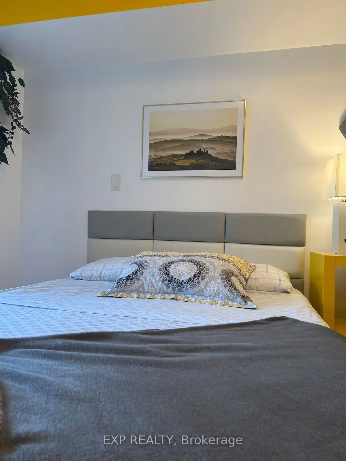 20 Blue Jays Way, #814