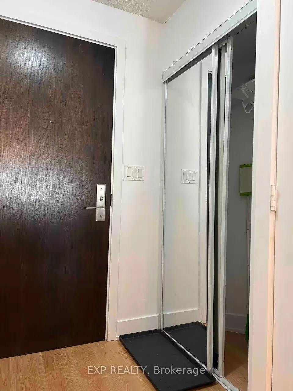 20 Blue Jays Way, #814