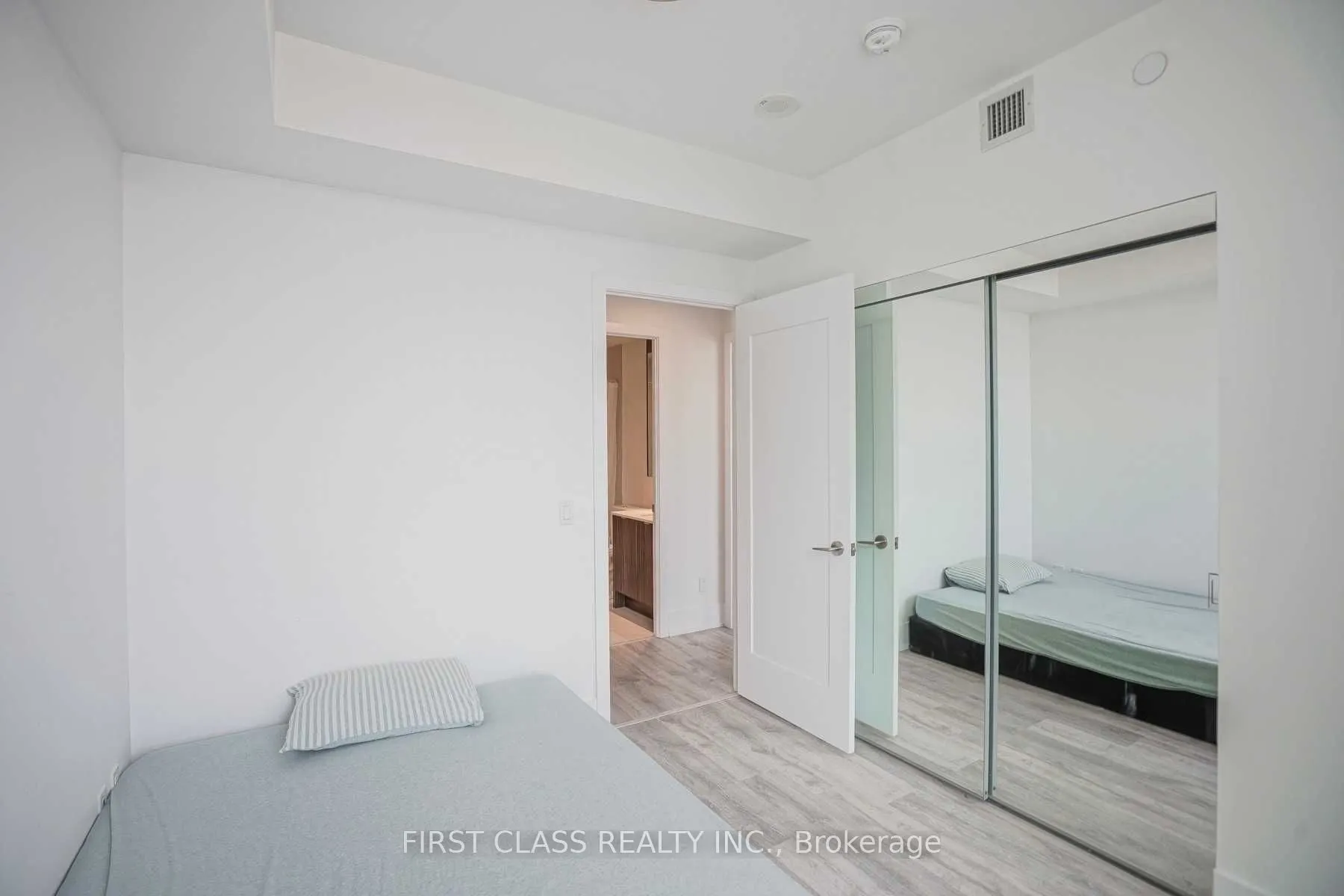 15 Merchants' Wharf Street, #701