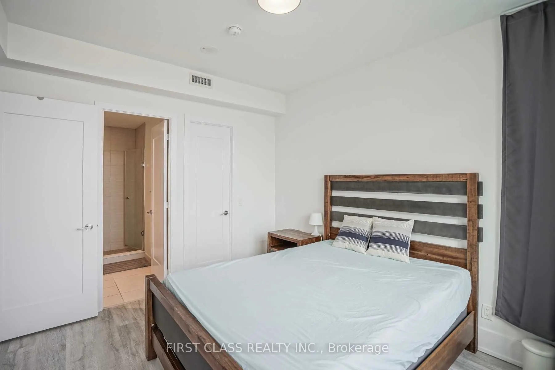 15 Merchants' Wharf Street, #701