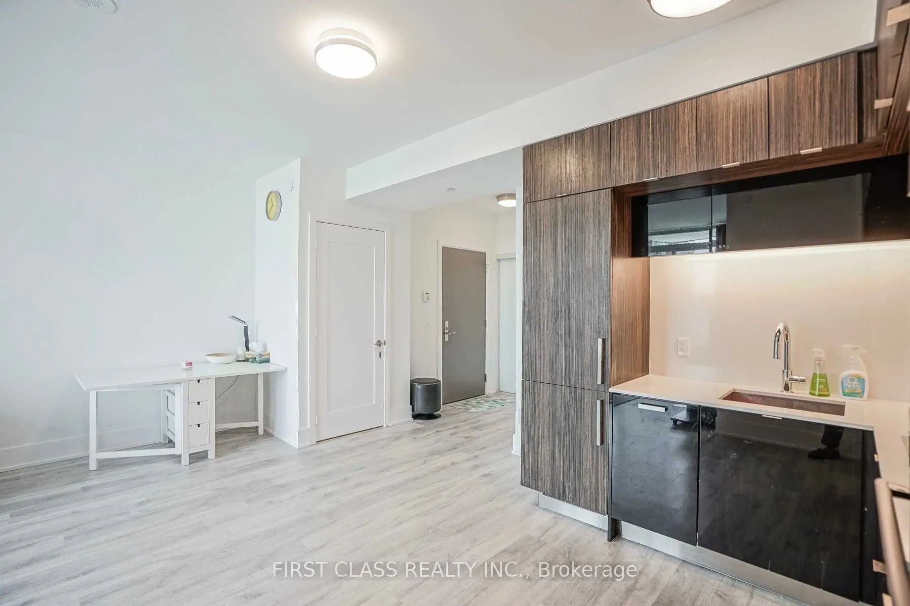 15 Merchants' Wharf Street, #701